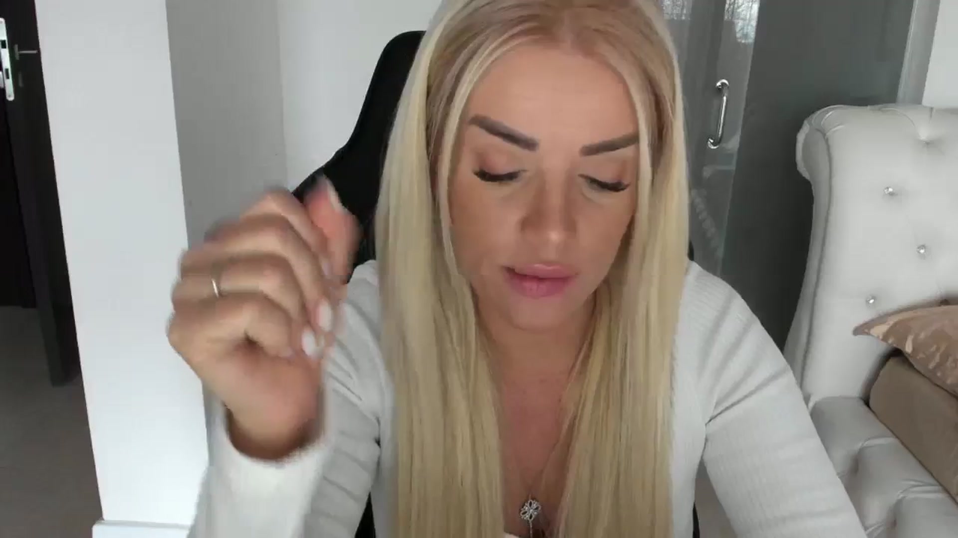 Gallery image thumbnail from Allesia_'s myfreecams stream on, 11/21/2024, 10:45 image 16 of 20