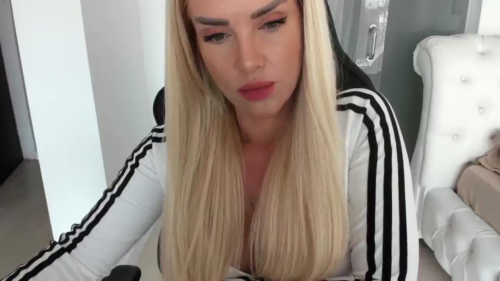 Gallery image thumbnail from Allesia_'s myfreecams stream on, 11/27/2024, 12:06 image 18 of 20