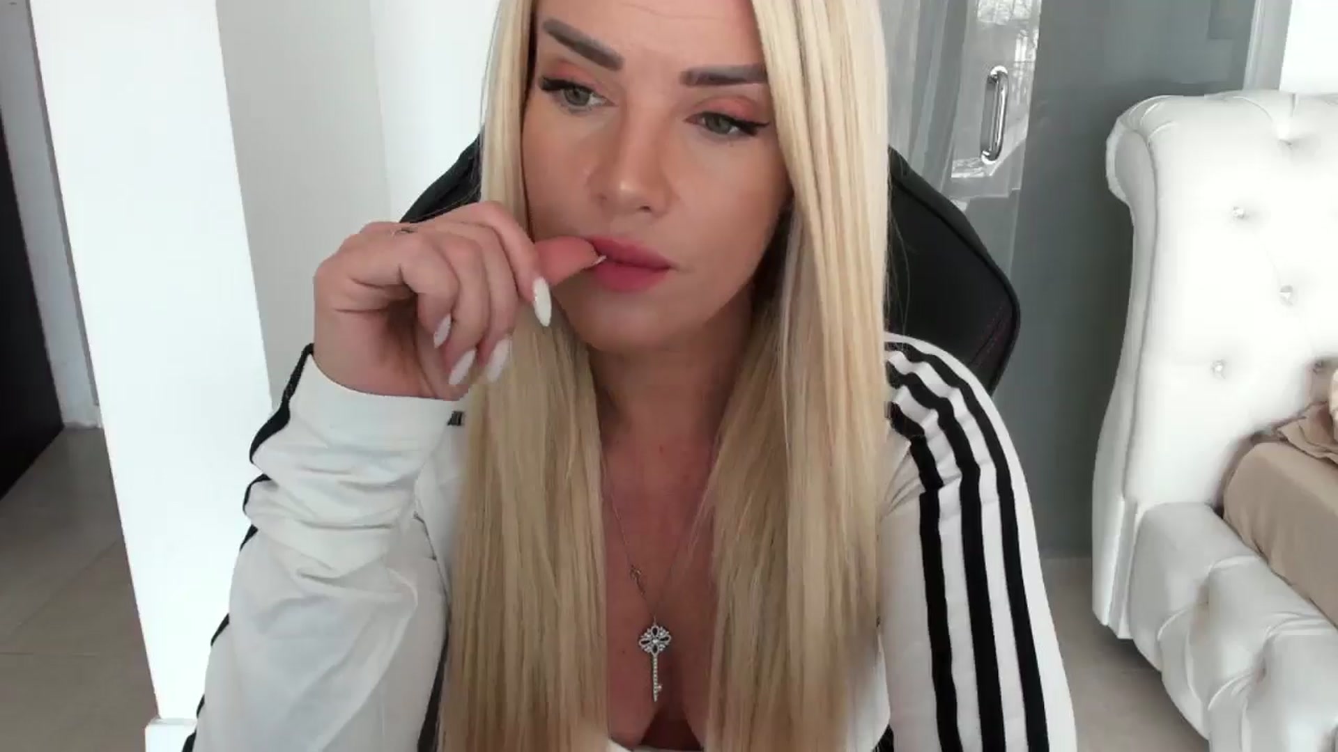 Gallery image thumbnail from Allesia_'s myfreecams stream on, 11/27/2024, 12:06 image 19 of 20