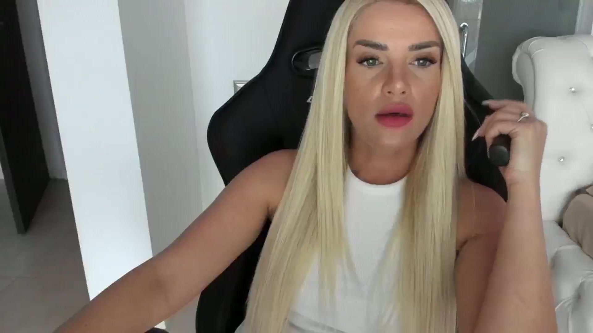 Gallery image thumbnail from Allesia_'s myfreecams stream on, 12/03/2024, 11:04 image 16 of 20