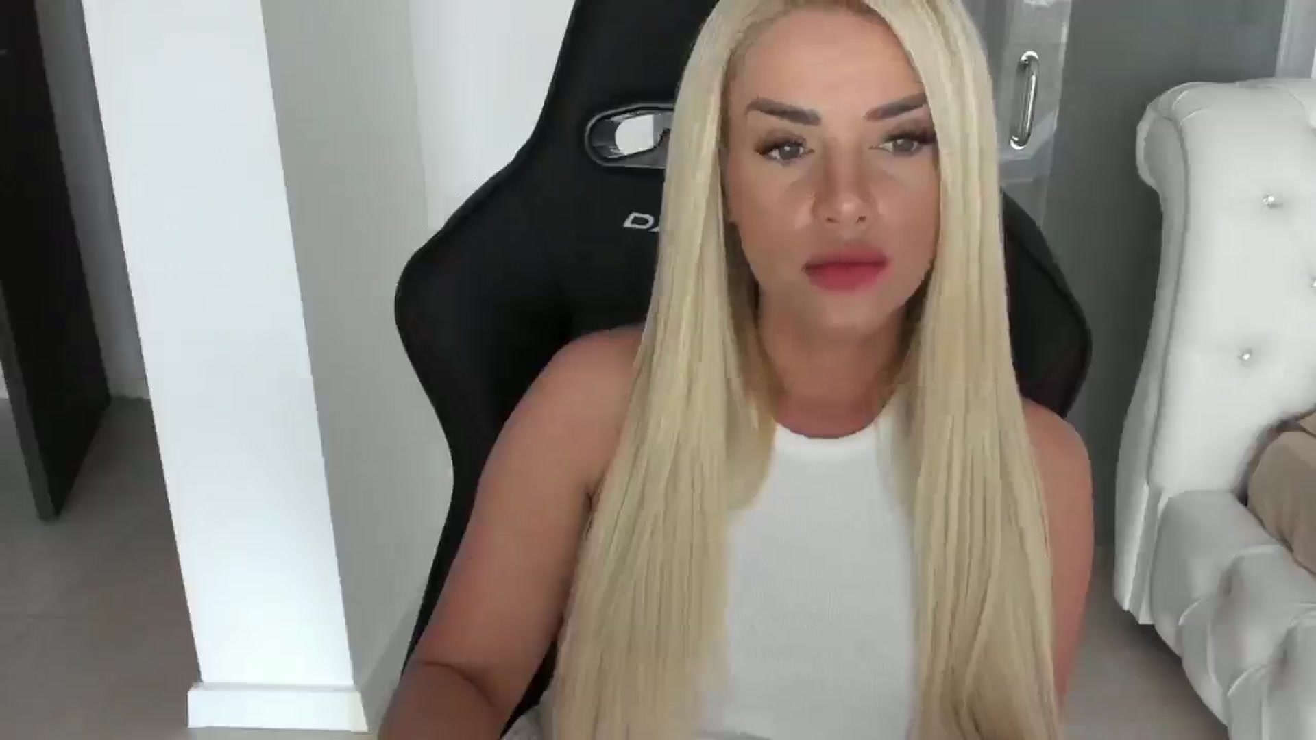 Gallery image thumbnail from Allesia_'s myfreecams stream on, 12/03/2024, 11:04 image 10 of 20