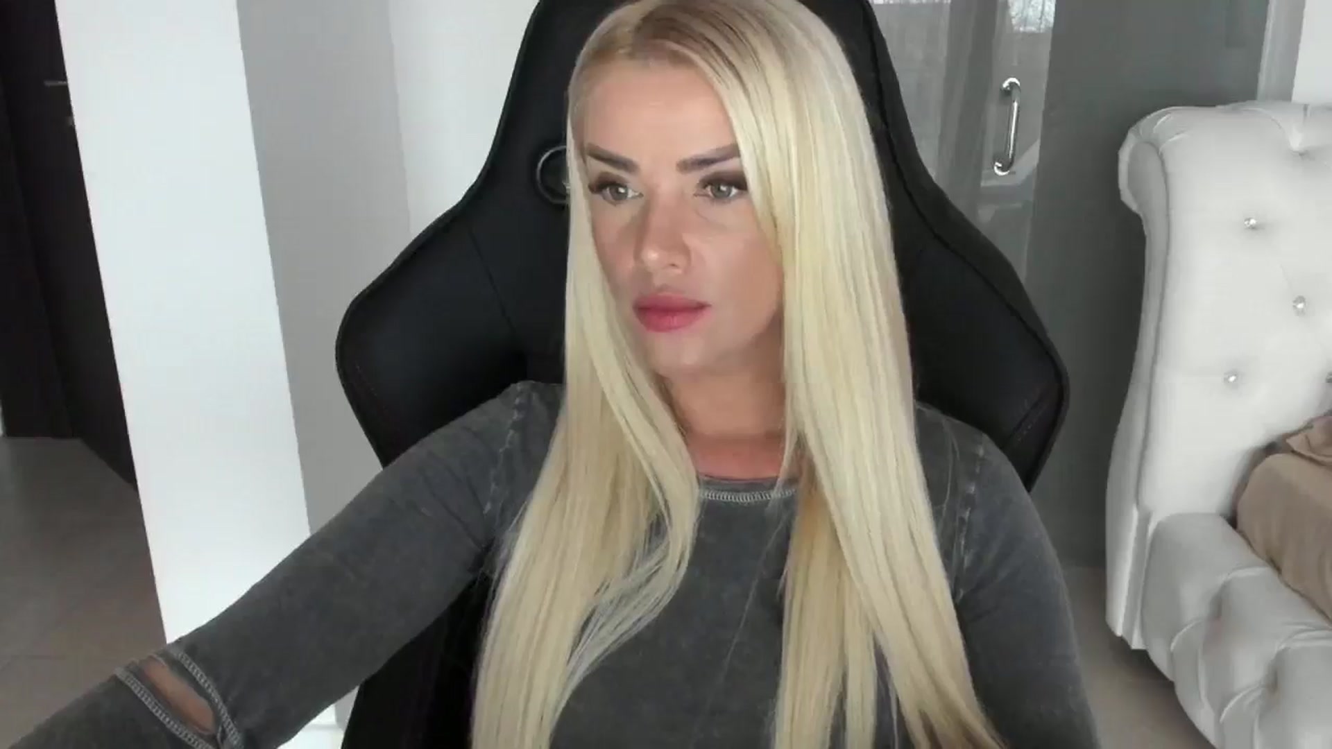 Gallery image thumbnail from Allesia_'s myfreecams stream on, 12/04/2024, 11:41 image 10 of 20