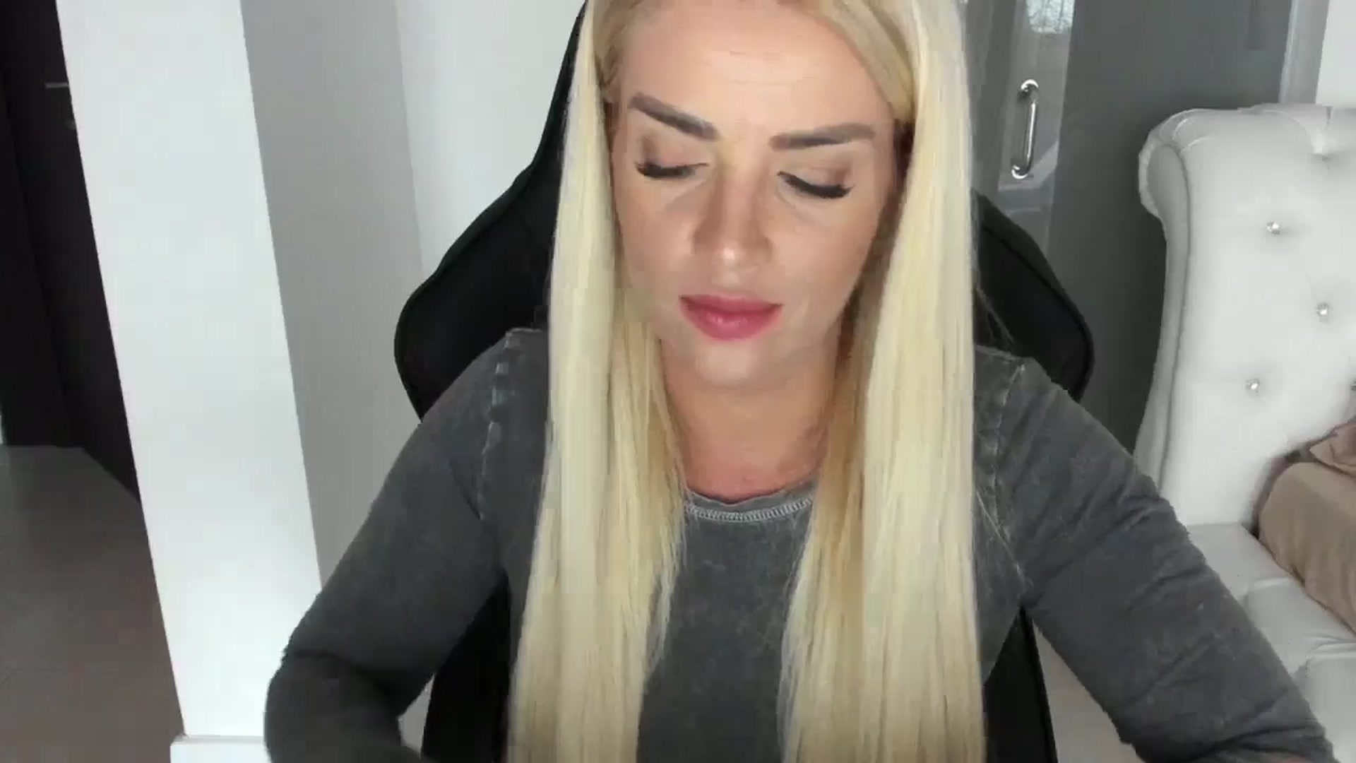 Gallery image thumbnail from Allesia_'s myfreecams stream on, 12/04/2024, 11:41 image 4 of 20