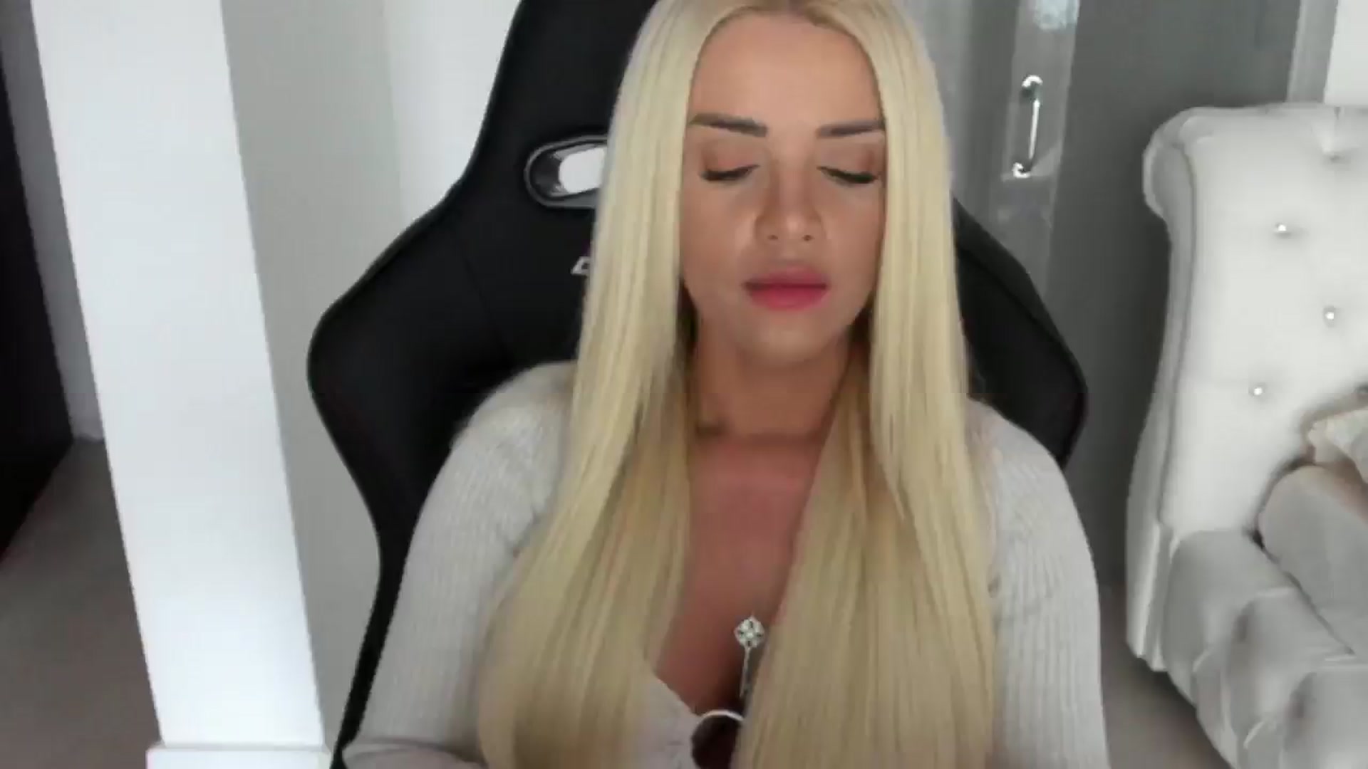 Gallery image thumbnail from Allesia_'s myfreecams stream on, 12/09/2024, 11:01 image 4 of 20