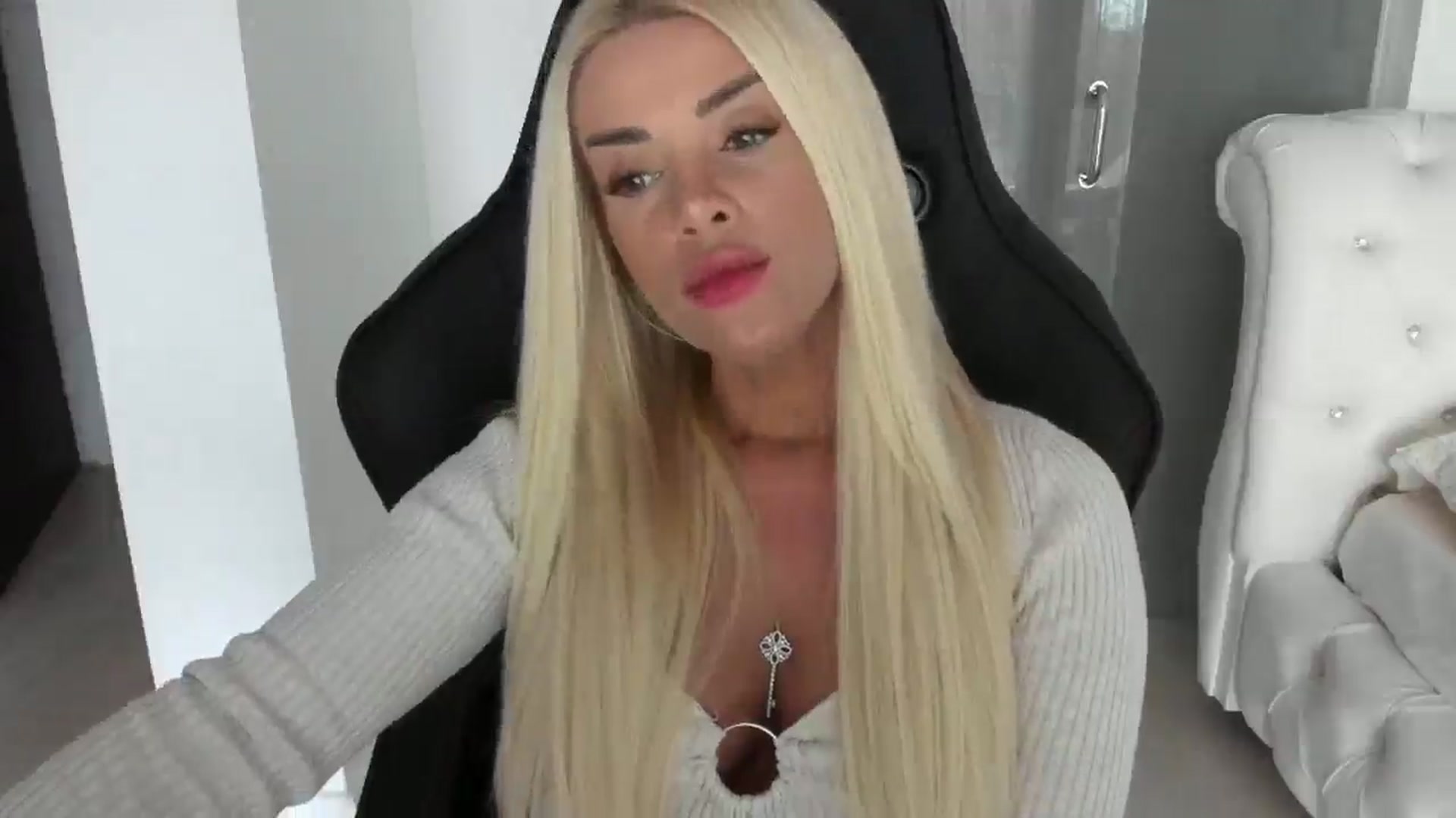 Gallery image thumbnail from Allesia_'s myfreecams stream on, 12/09/2024, 11:01 image 3 of 20