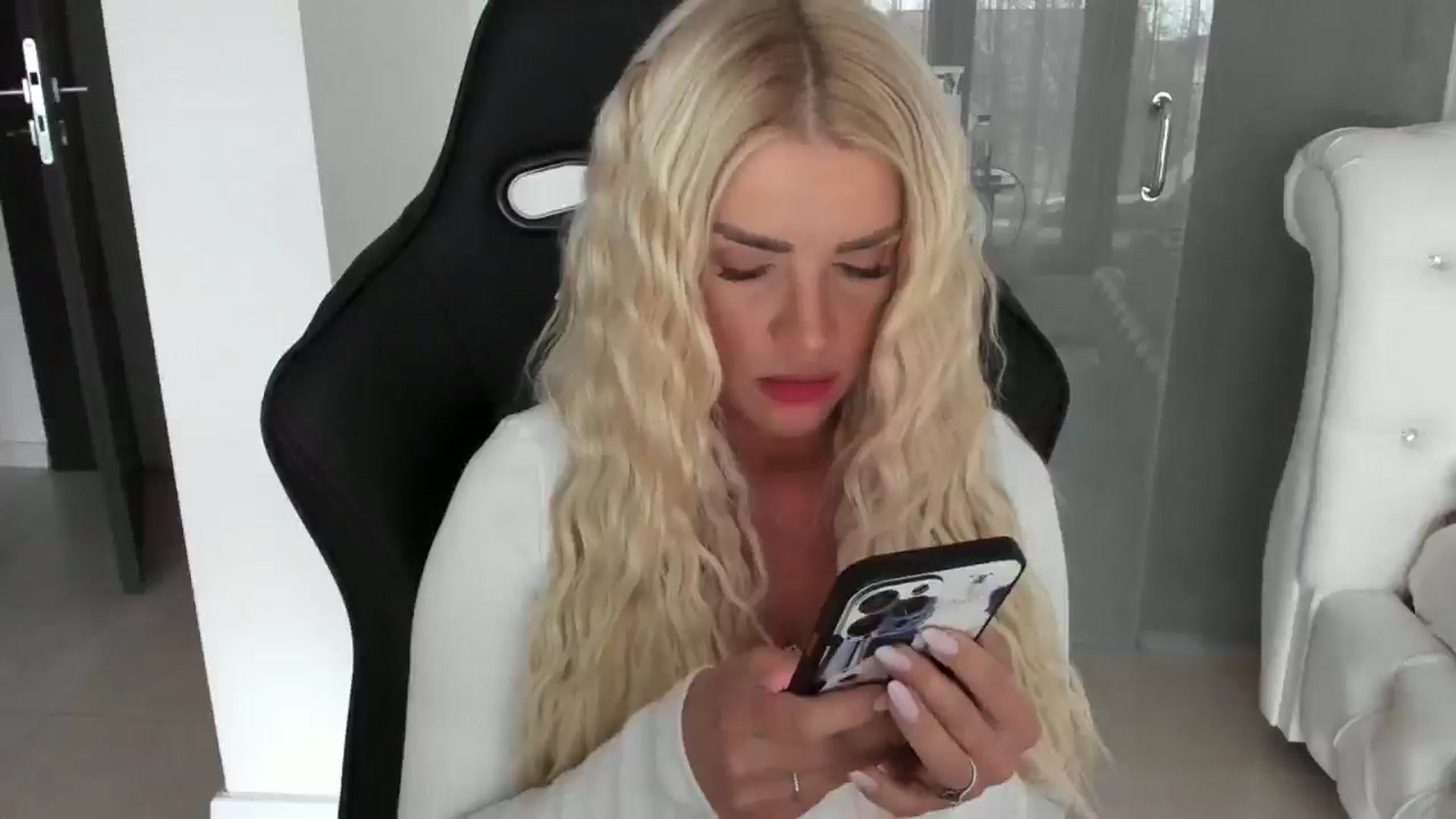 Gallery image thumbnail from Allesia_'s myfreecams stream on, 12/10/2024, 10:44 image 20 of 20