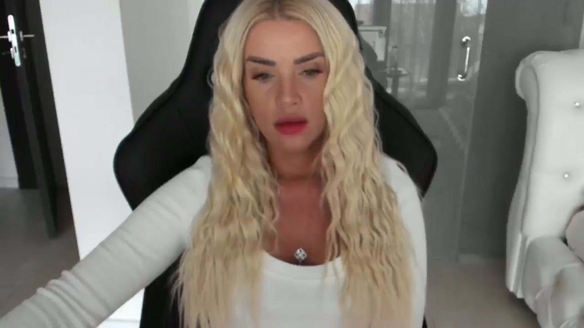 Gallery image thumbnail from Allesia_'s myfreecams stream on, 12/10/2024, 10:44 image 17 of 20