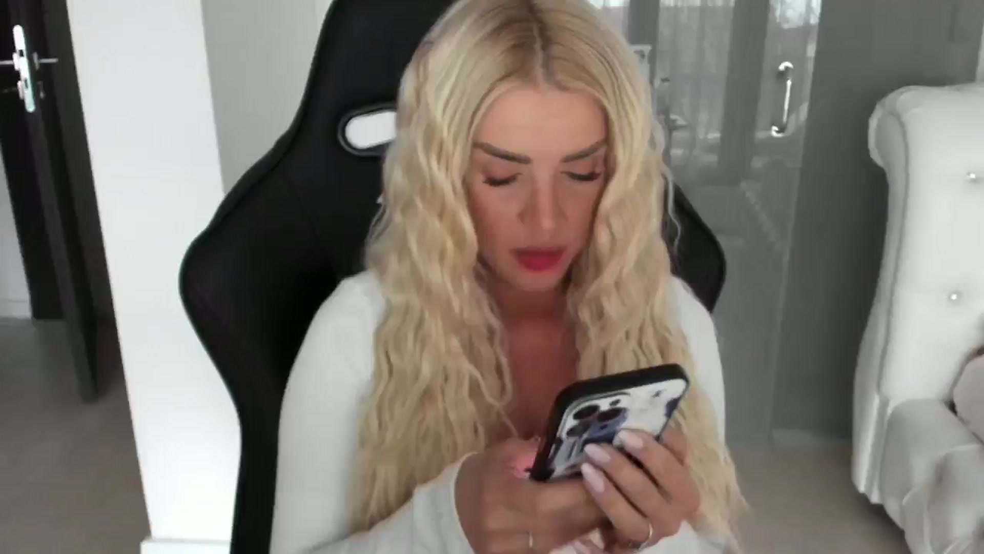 Gallery image thumbnail from Allesia_'s myfreecams stream on, 12/10/2024, 10:44 image 19 of 20