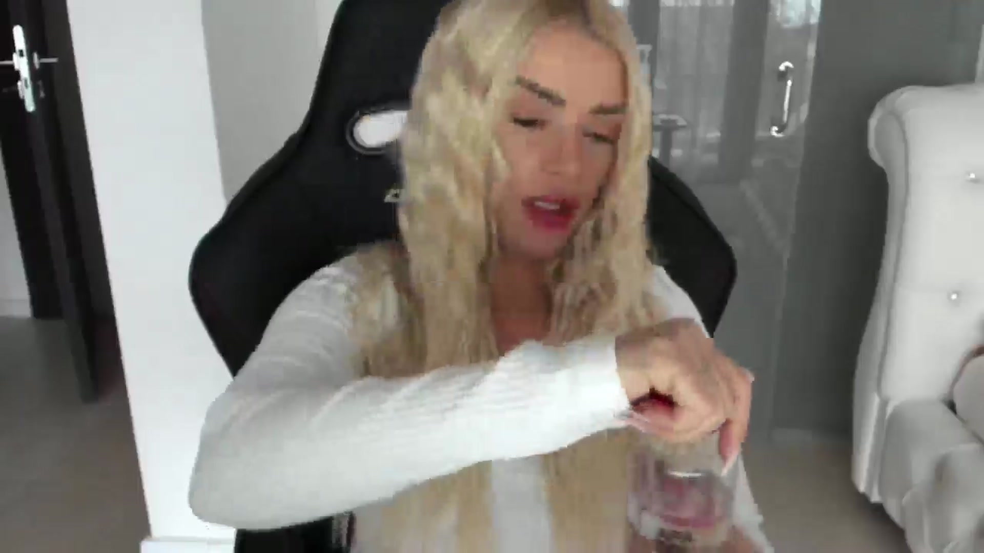 Gallery image thumbnail from Allesia_'s myfreecams stream on, 12/10/2024, 10:44 image 15 of 20