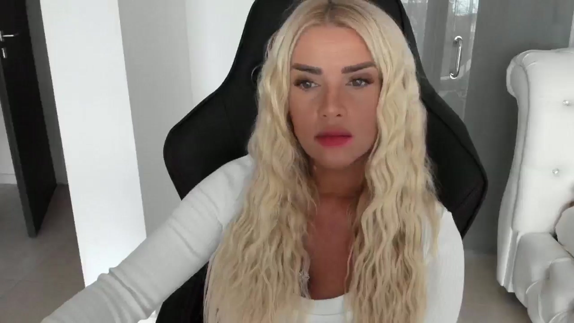 Gallery image thumbnail from Allesia_'s myfreecams stream on, 12/10/2024, 11:47 image 6 of 20