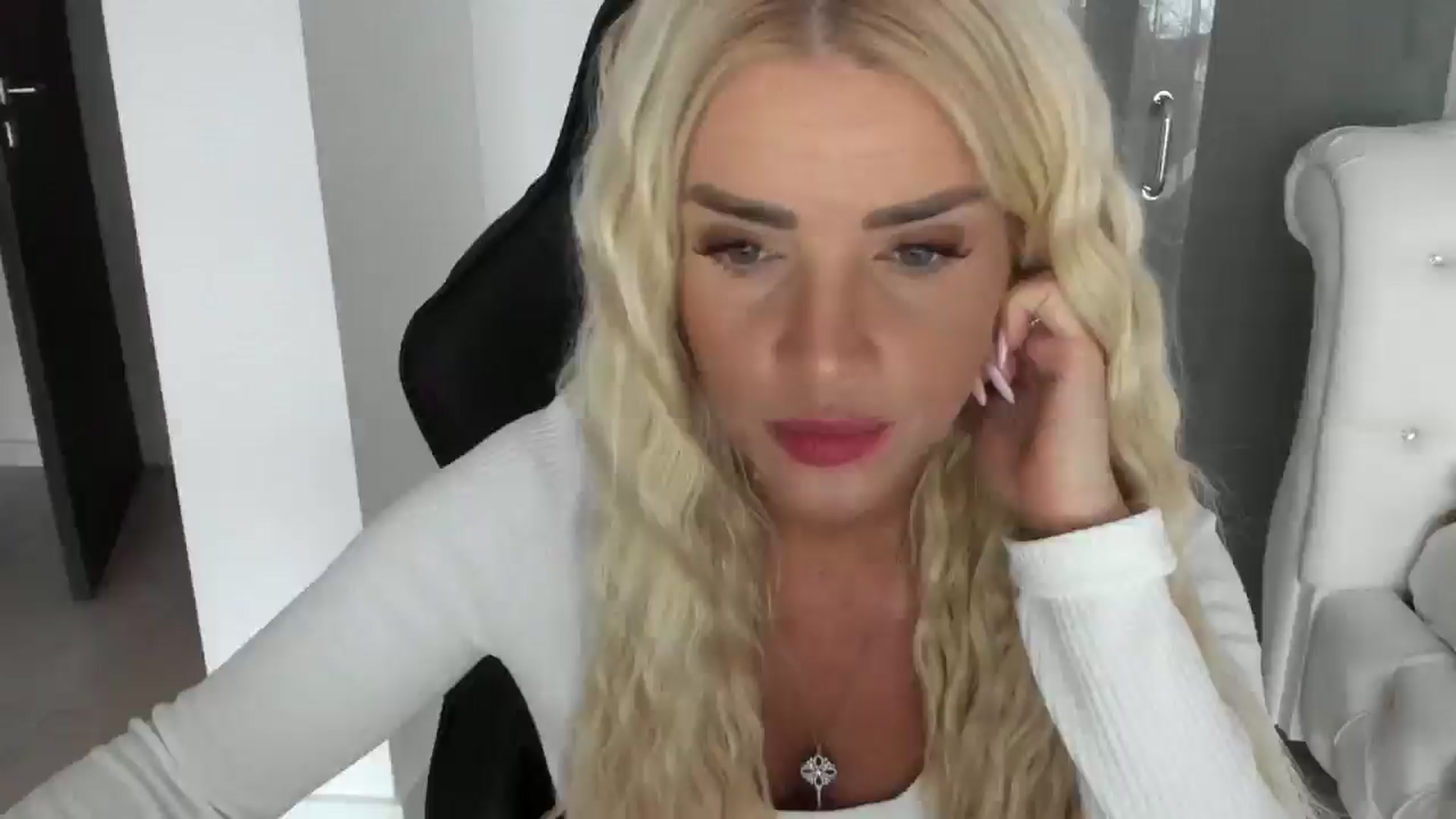 Gallery image thumbnail from Allesia_'s myfreecams stream on, 12/10/2024, 11:47 image 4 of 20