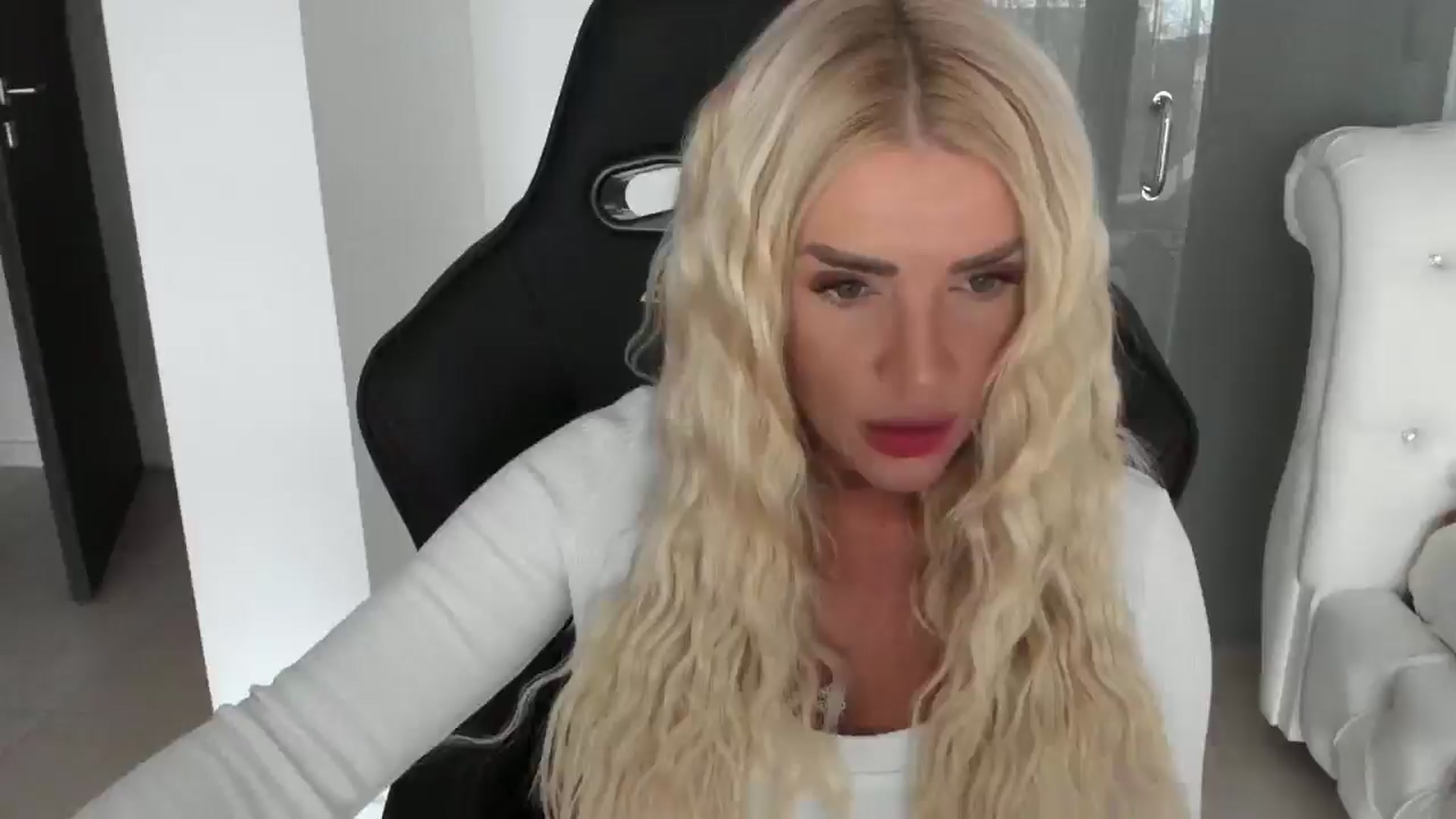 Gallery image thumbnail from Allesia_'s myfreecams stream on, 12/10/2024, 11:47 image 3 of 20