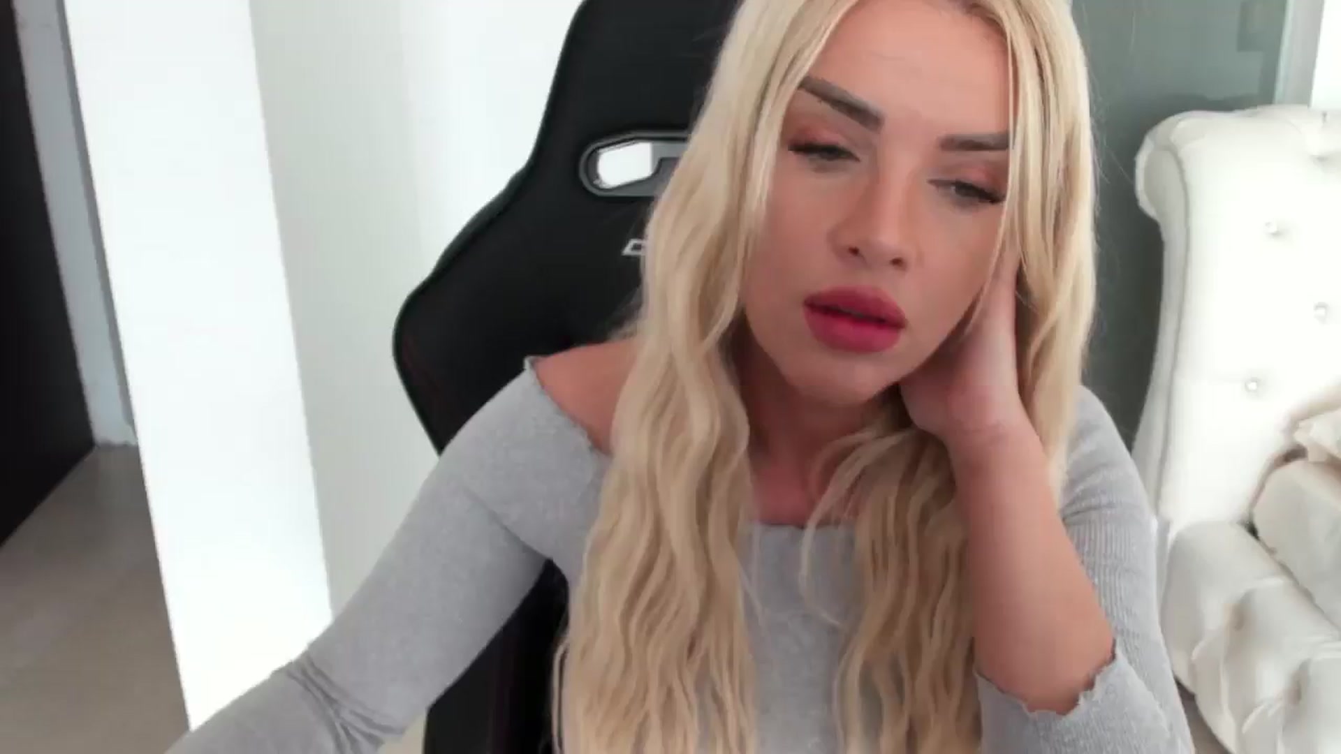 Gallery image thumbnail from Allesia_'s myfreecams stream on, 12/12/2024, 11:30 image 2 of 20