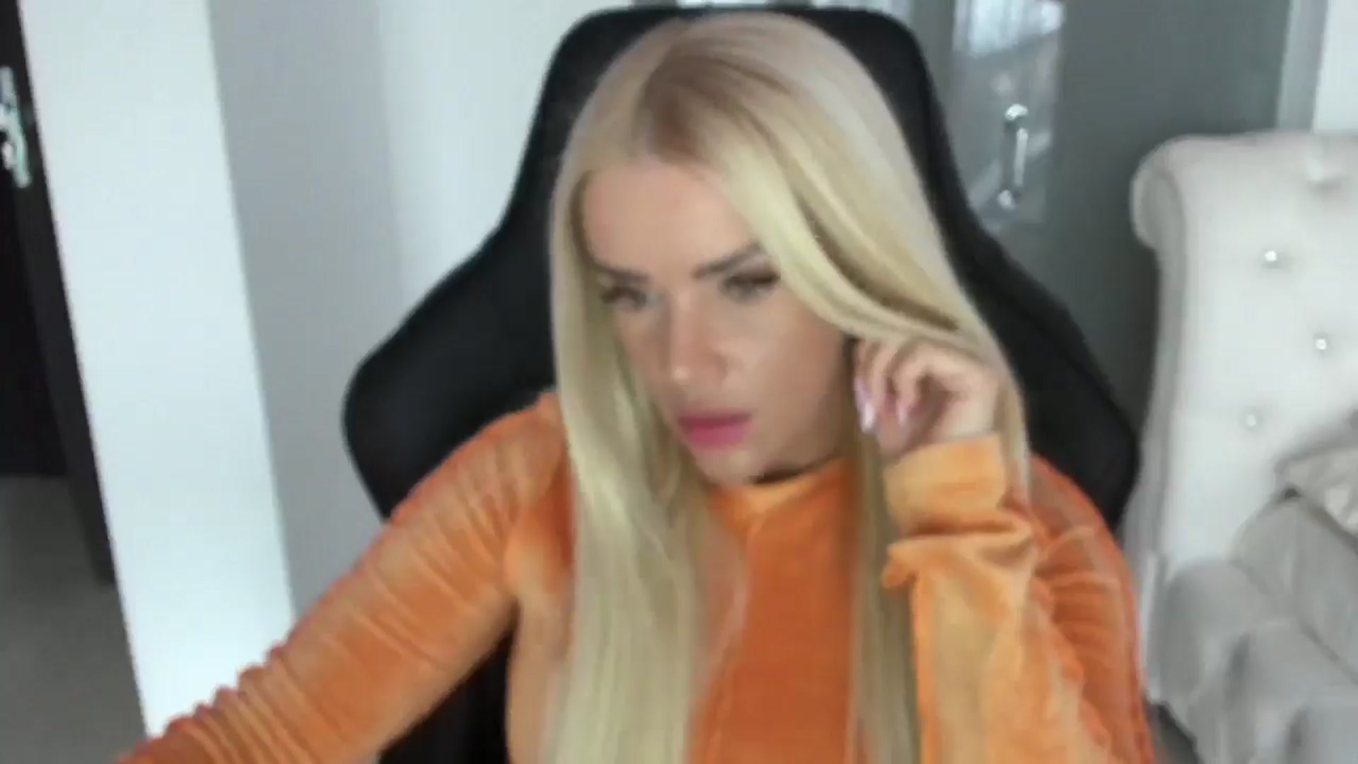 Gallery image thumbnail from Allesia_'s myfreecams stream on, 12/27/2024, 11:32 image 10 of 20