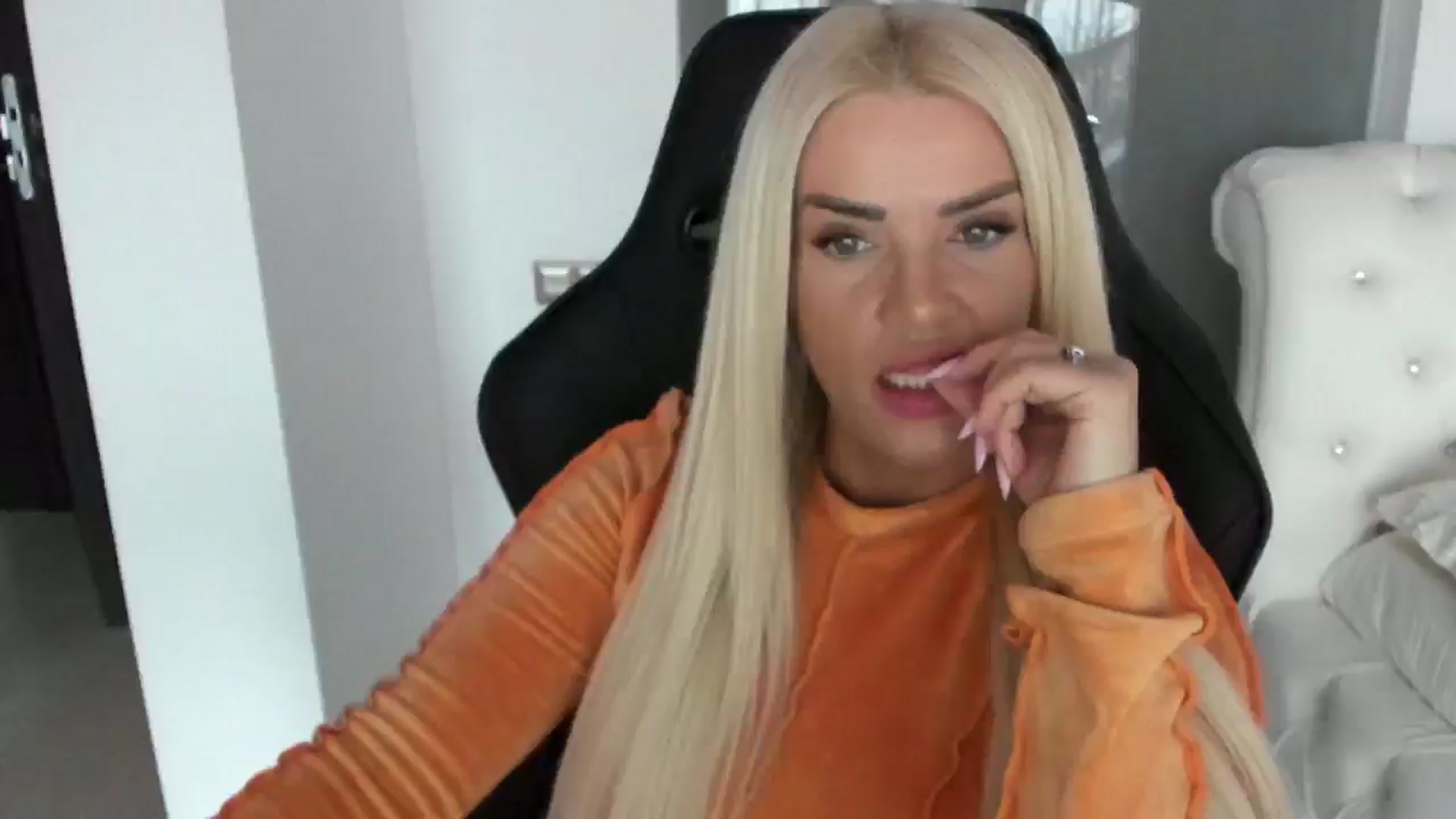 Gallery image thumbnail from Allesia_'s myfreecams stream on, 12/27/2024, 11:32 image 8 of 20