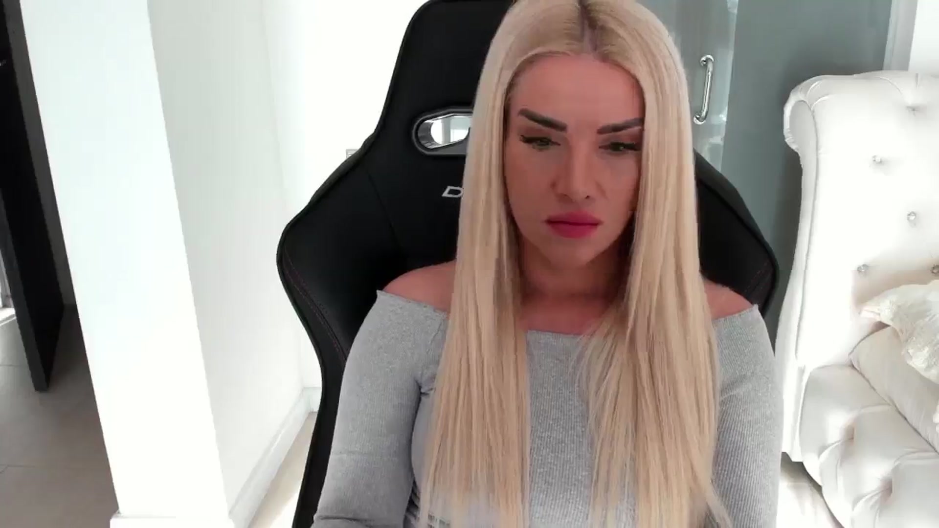 Gallery image thumbnail from Allesia_'s myfreecams stream on, 01/06/2025, 08:50 image 3 of 20