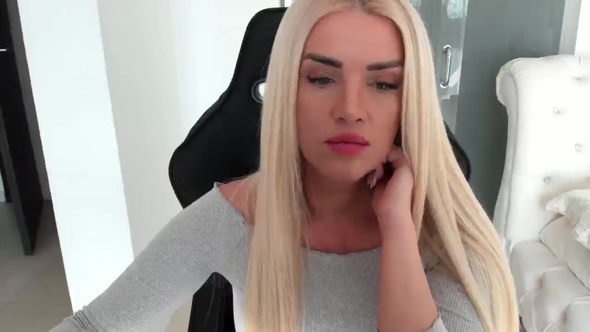 Gallery image thumbnail from Allesia_'s myfreecams stream on, 01/06/2025, 09:50 image 16 of 20