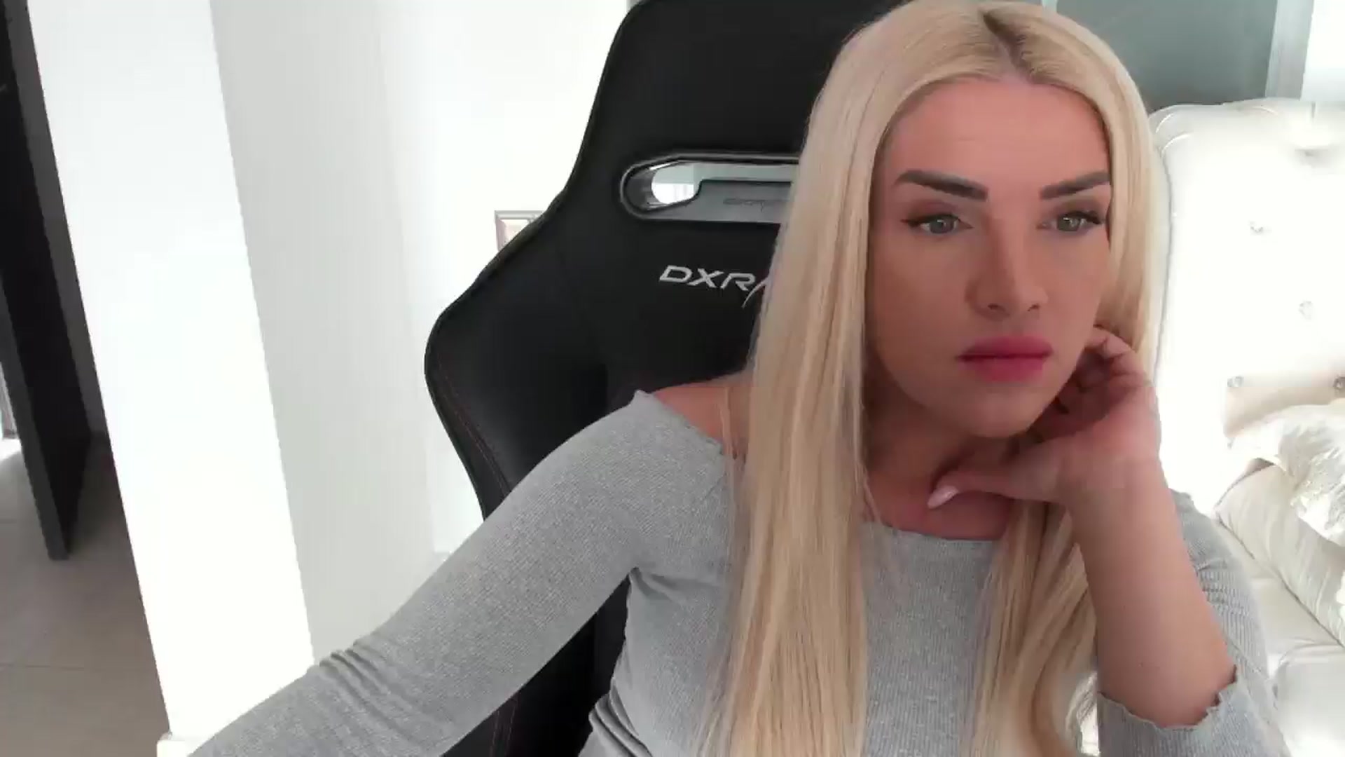 Gallery image thumbnail from Allesia_'s myfreecams stream on, 01/06/2025, 09:50 image 1 of 20