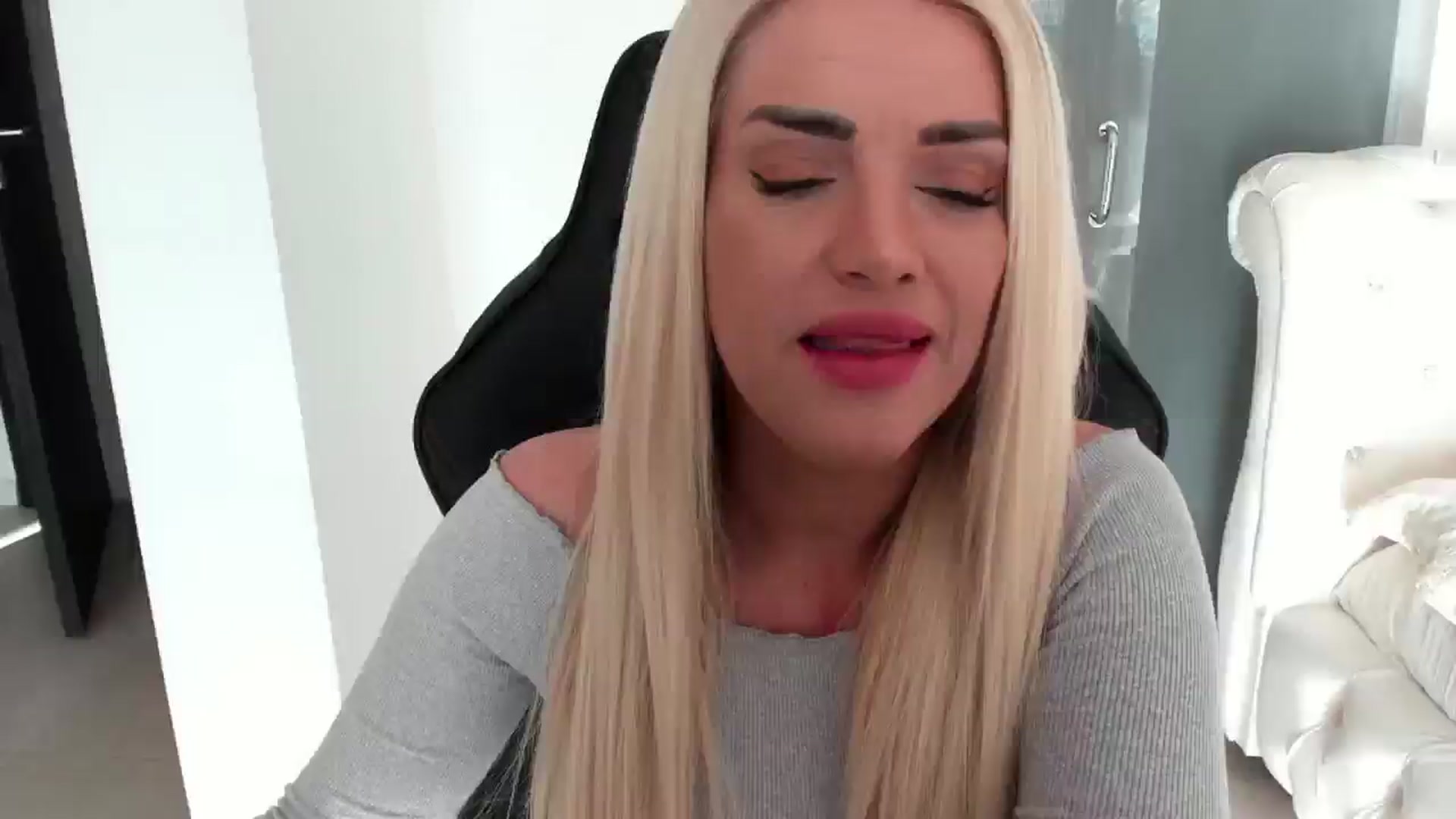 Gallery image thumbnail from Allesia_'s myfreecams stream on, 01/06/2025, 09:50 image 3 of 20