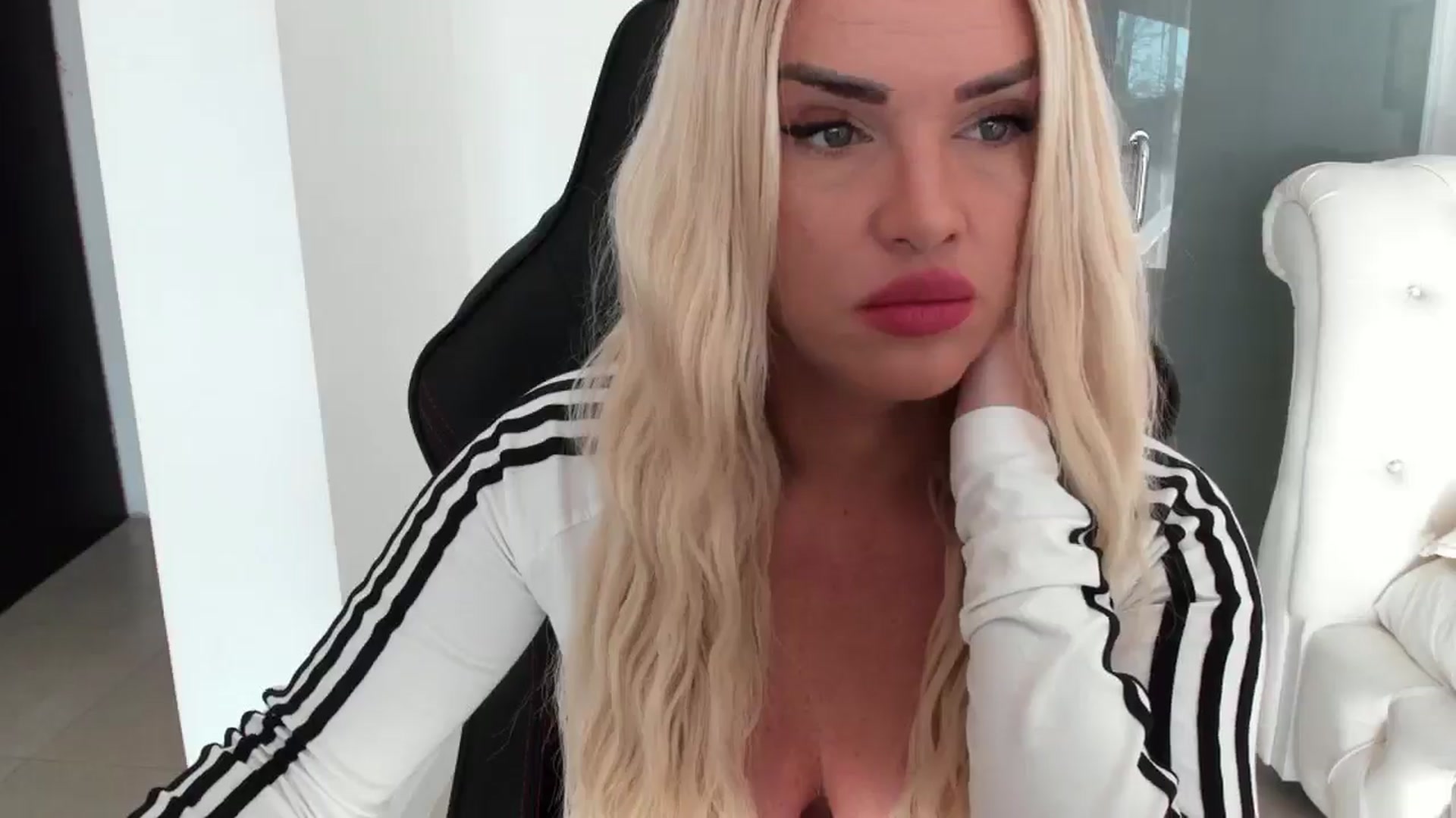 Gallery image thumbnail from Allesia_'s myfreecams stream on, 01/07/2025, 09:54 image 14 of 20