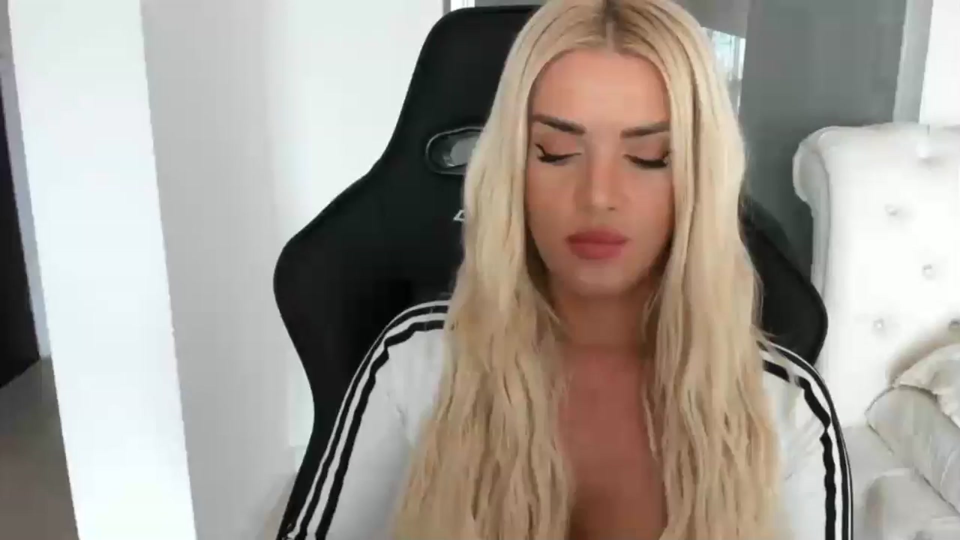 Gallery image thumbnail from Allesia_'s myfreecams stream on, 01/07/2025, 12:35 image 8 of 20