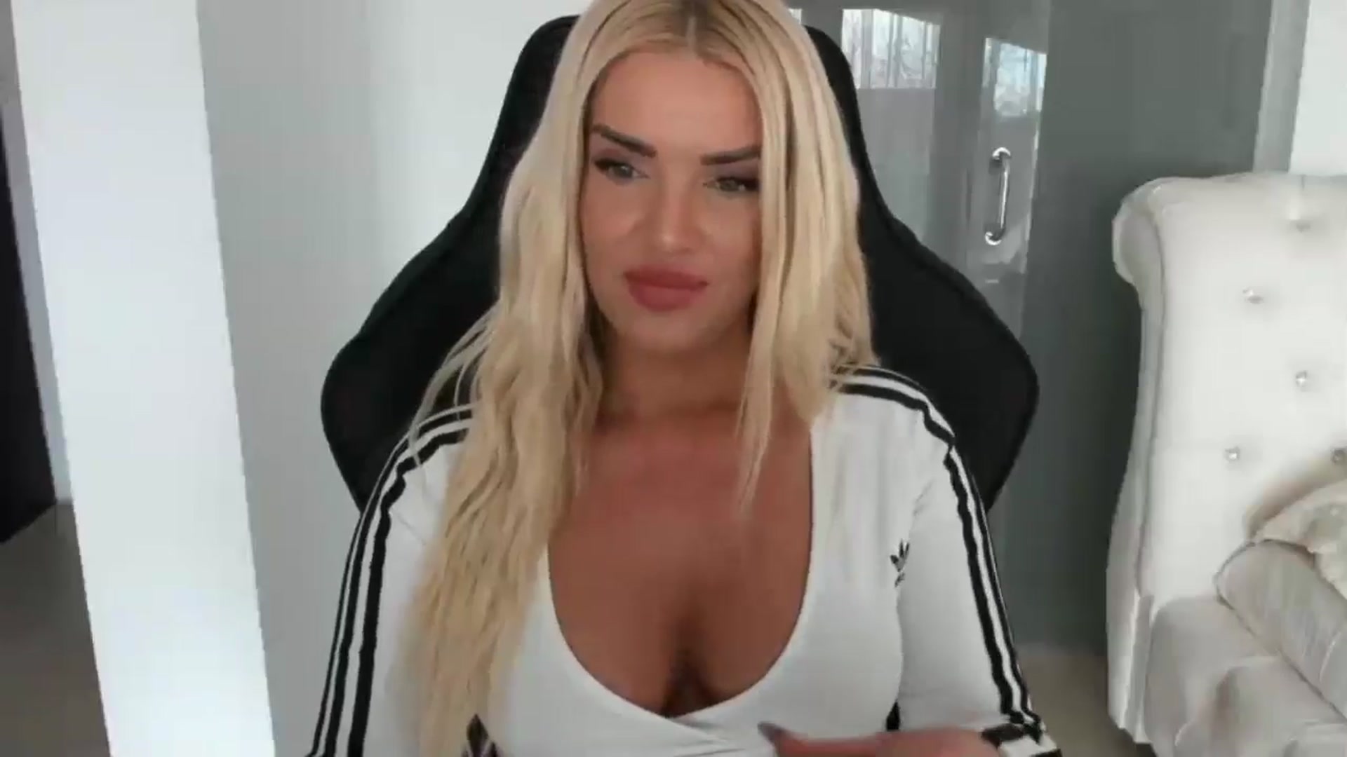 Gallery image thumbnail from Allesia_'s myfreecams stream on, 01/07/2025, 12:35 image 10 of 20