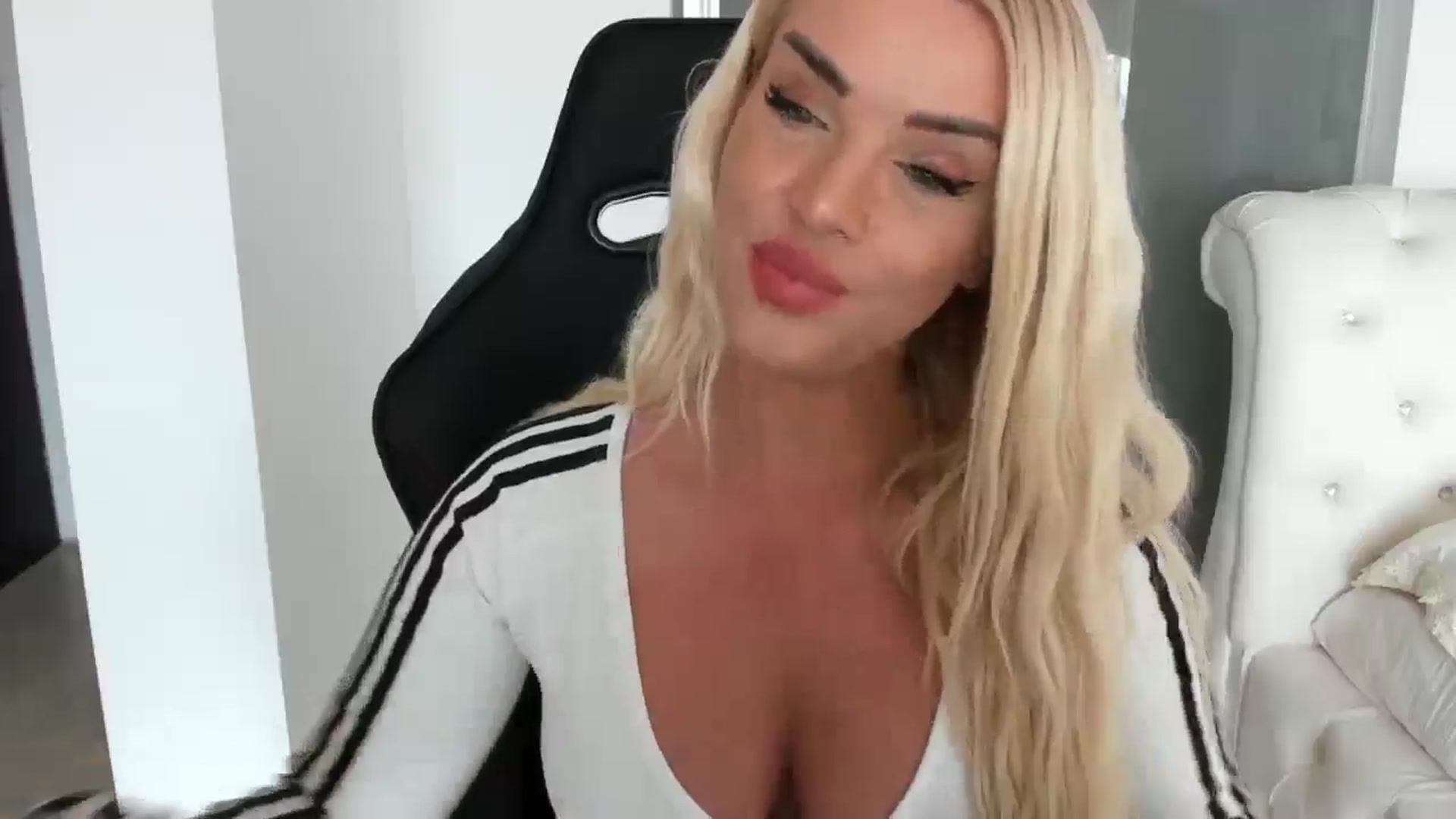 Gallery image thumbnail from Allesia_'s myfreecams stream on, 01/07/2025, 12:35 image 14 of 20