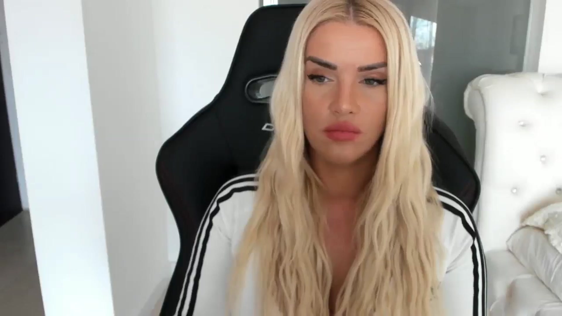Gallery image thumbnail from Allesia_'s myfreecams stream on, 01/07/2025, 12:35 image 3 of 20