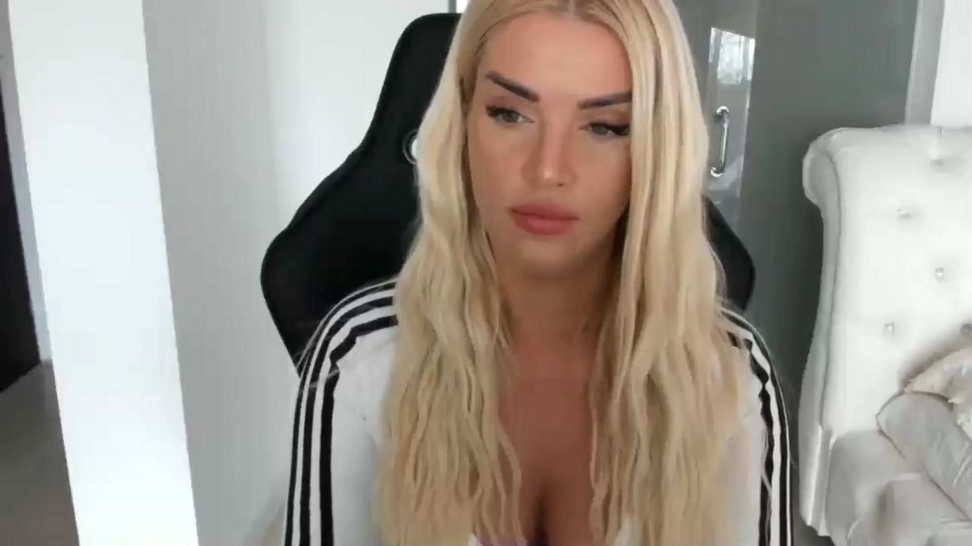 Gallery image thumbnail from Allesia_'s myfreecams stream on, 01/07/2025, 12:35 image 17 of 20