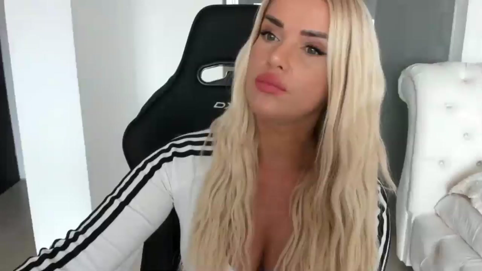 Gallery image thumbnail from Allesia_'s myfreecams stream on, 01/07/2025, 12:35 image 11 of 20
