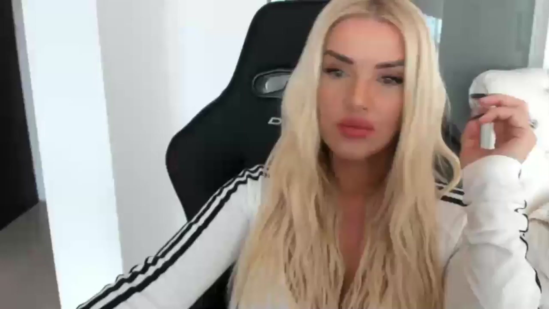 Gallery image thumbnail from Allesia_'s myfreecams stream on, 01/07/2025, 12:35 image 1 of 20