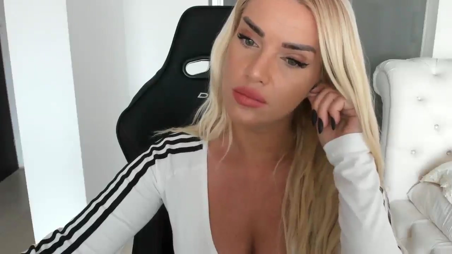 Gallery image thumbnail from Allesia_'s myfreecams stream on, 01/07/2025, 12:35 image 15 of 20