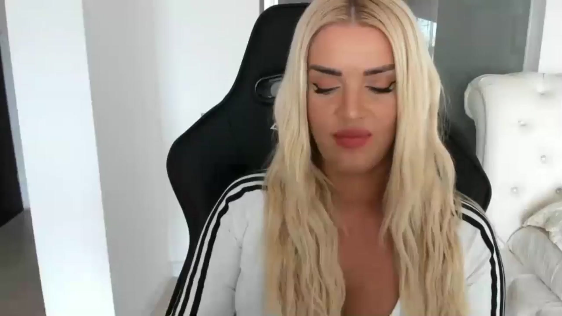 Gallery image thumbnail from Allesia_'s myfreecams stream on, 01/07/2025, 12:35 image 5 of 20