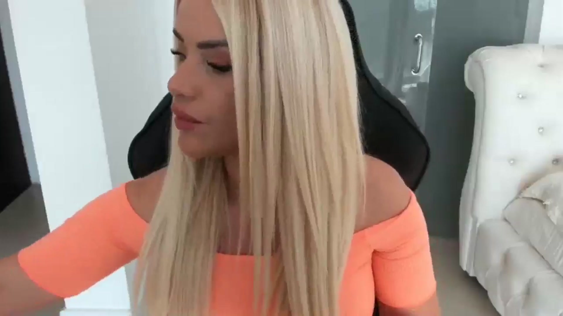 Gallery image thumbnail from Allesia_'s myfreecams stream on, 01/08/2025, 11:06 image 16 of 20