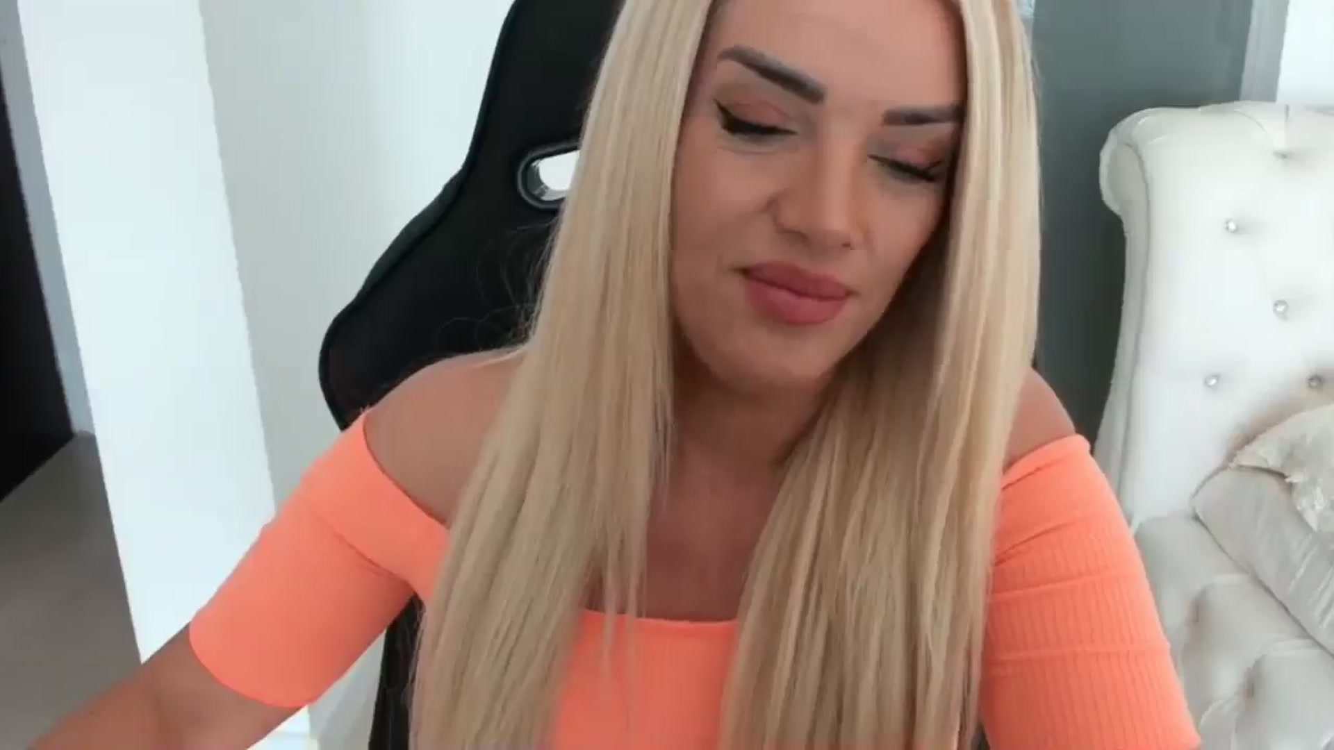 Gallery image thumbnail from Allesia_'s myfreecams stream on, 01/08/2025, 11:06 image 14 of 20