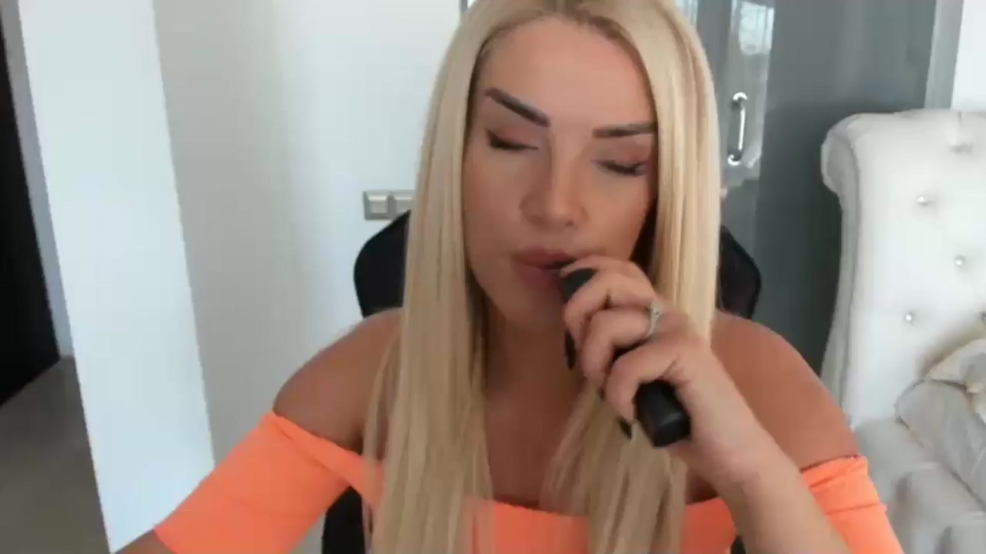 Gallery image thumbnail from Allesia_'s myfreecams stream on, 01/08/2025, 12:10 image 9 of 20