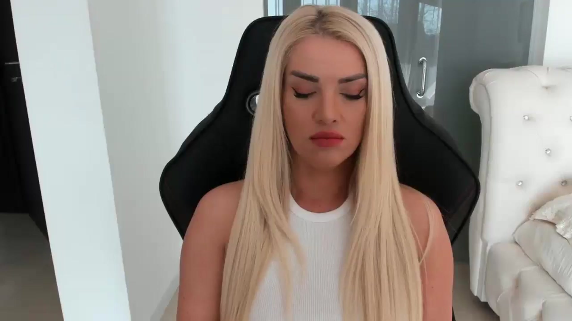 Gallery image thumbnail from Allesia_'s myfreecams stream on, 01/09/2025, 10:23 image 3 of 20