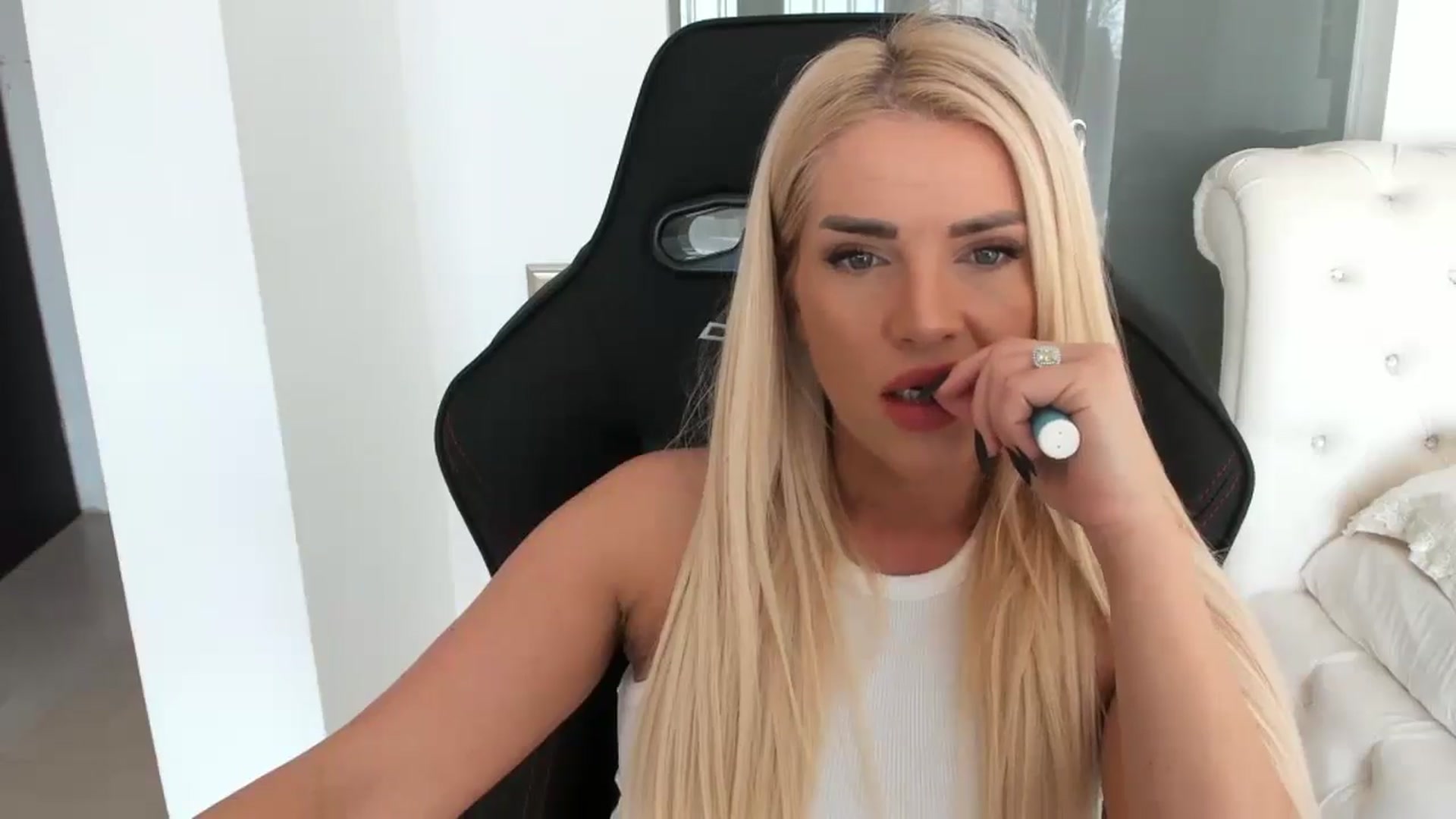 Gallery image thumbnail from Allesia_'s myfreecams stream on, 01/09/2025, 12:00 image 4 of 20