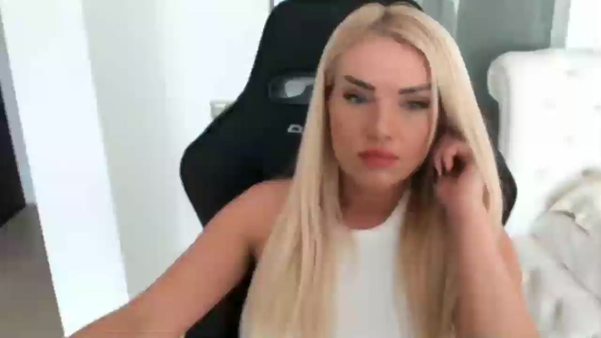 Gallery image thumbnail from Allesia_'s myfreecams stream on, 01/09/2025, 12:00 image 7 of 20
