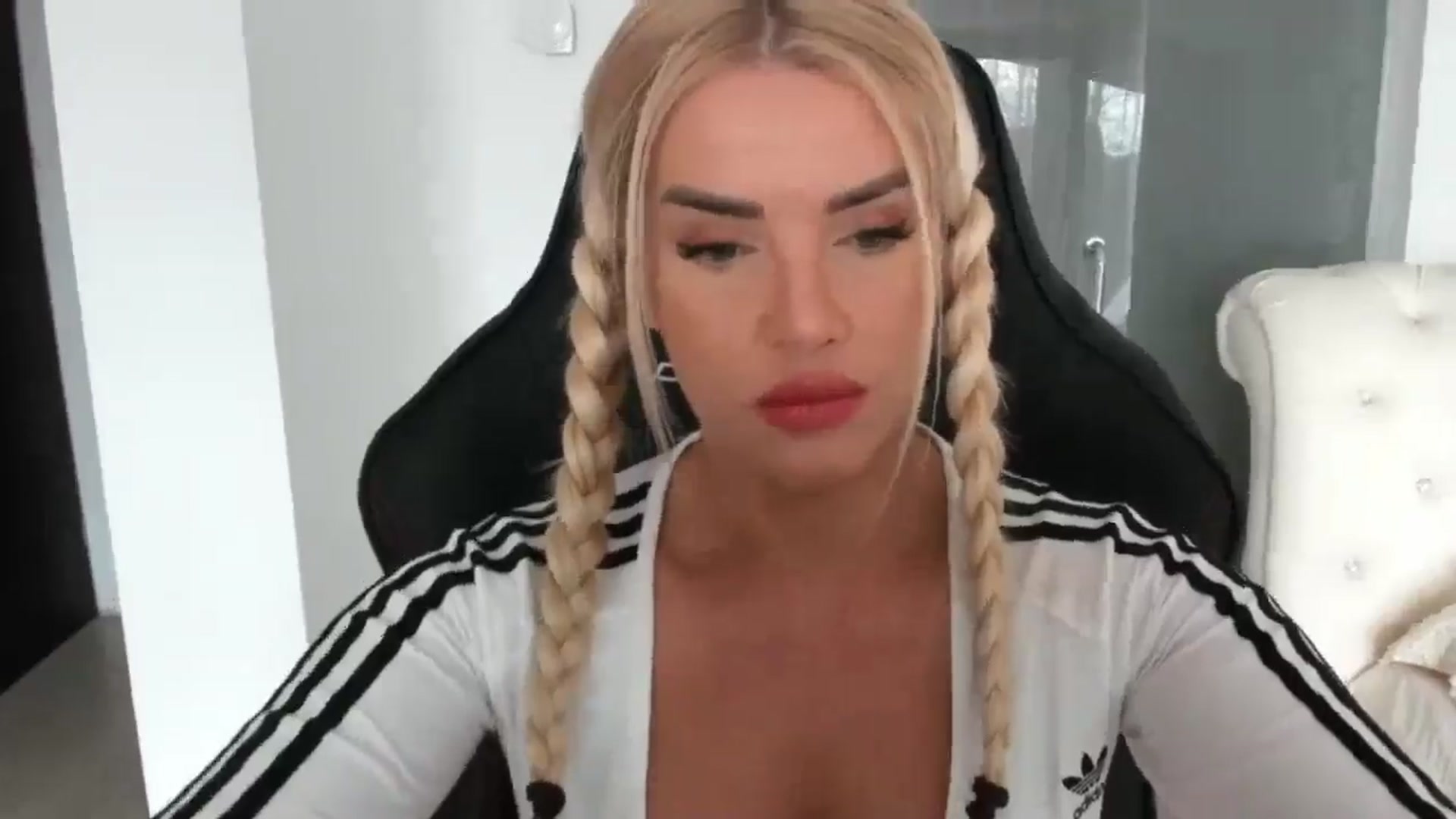 Gallery image thumbnail from Allesia_'s myfreecams stream on, 01/10/2025, 10:19 image 7 of 20