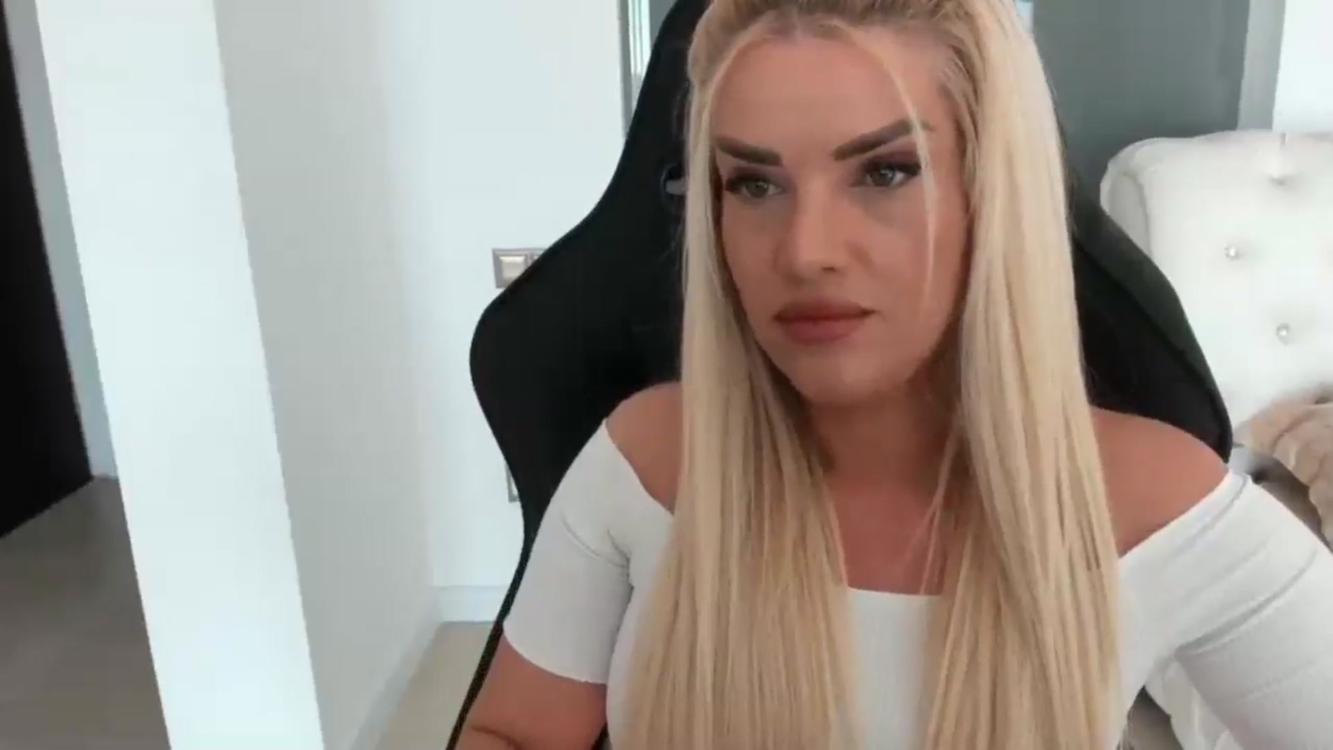 Gallery image thumbnail from Allesia_'s myfreecams stream on, 01/17/2025, 11:20 image 15 of 20