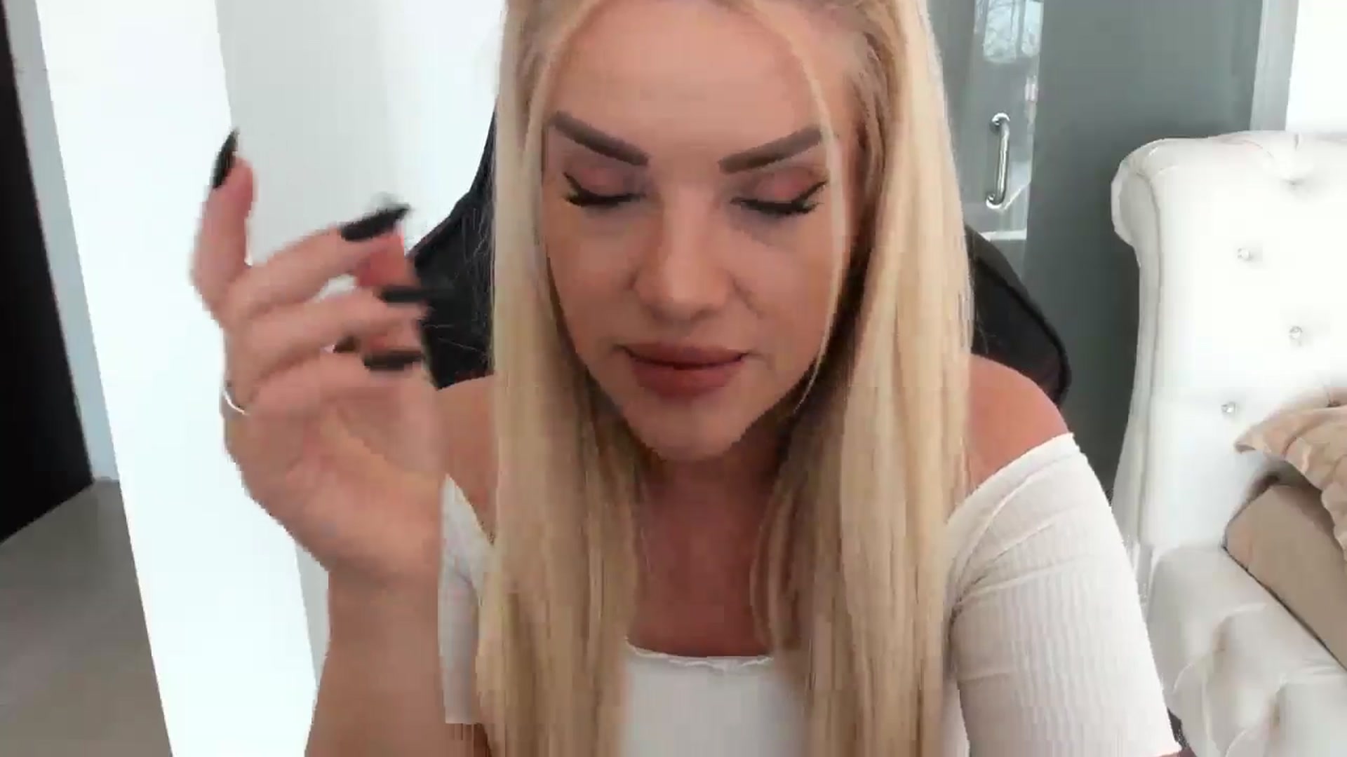 Gallery image thumbnail from Allesia_'s myfreecams stream on, 01/17/2025, 11:20 image 17 of 20