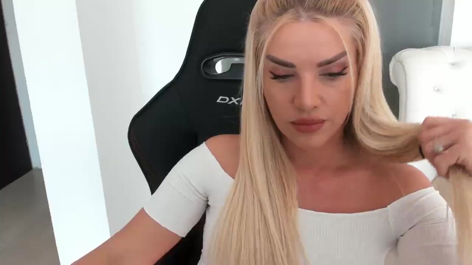 Gallery image thumbnail from Allesia_'s myfreecams stream on, 01/17/2025, 11:20 image 11 of 20