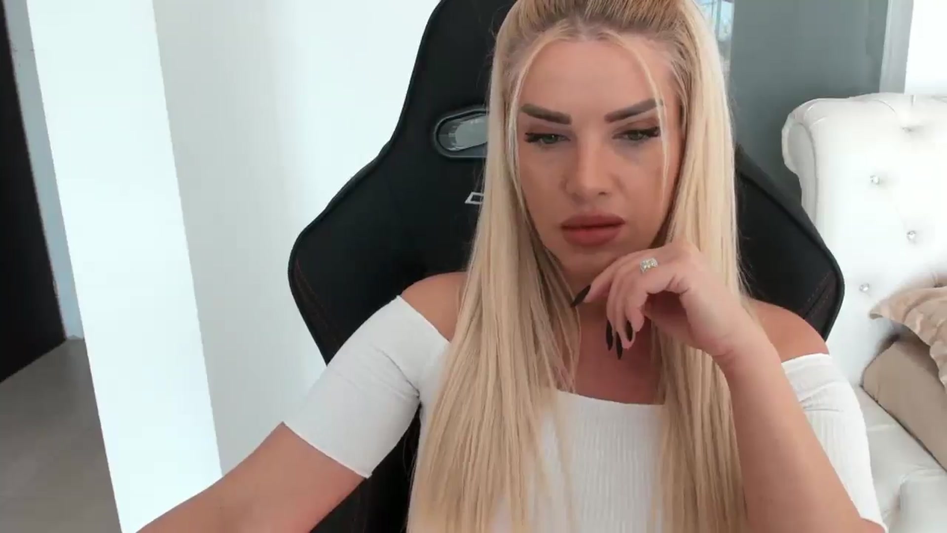 Gallery image thumbnail from Allesia_'s myfreecams stream on, 01/17/2025, 11:20 image 2 of 20