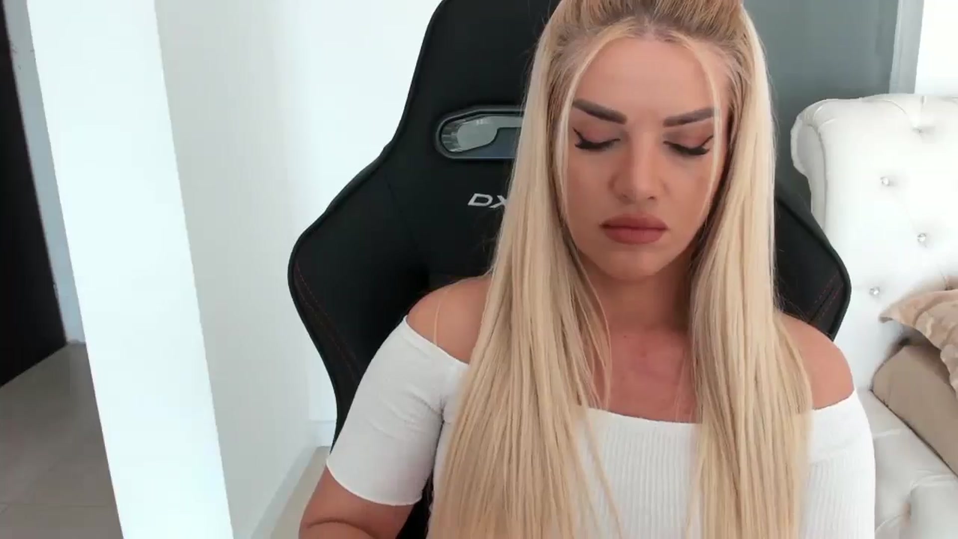 Gallery image thumbnail from Allesia_'s myfreecams stream on, 01/17/2025, 11:20 image 3 of 20