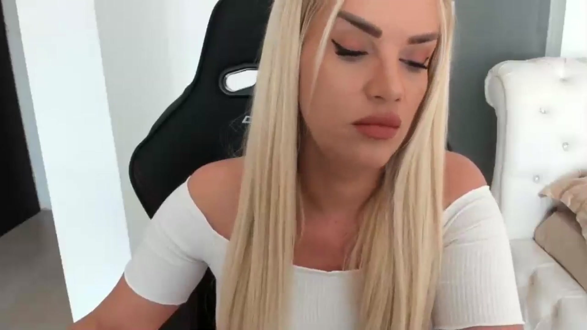 Gallery image thumbnail from Allesia_'s myfreecams stream on, 01/17/2025, 11:20 image 19 of 20
