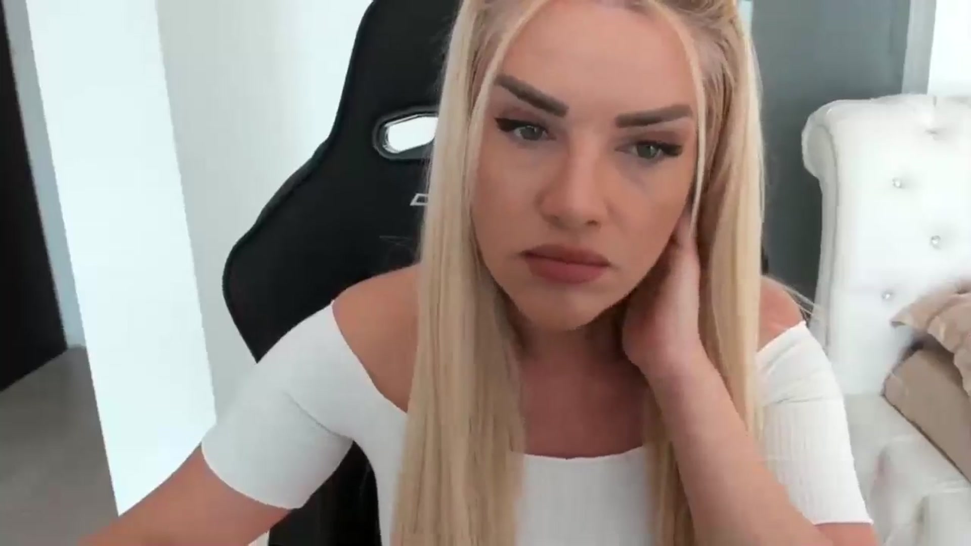 Gallery image thumbnail from Allesia_'s myfreecams stream on, 01/17/2025, 11:20 image 8 of 20