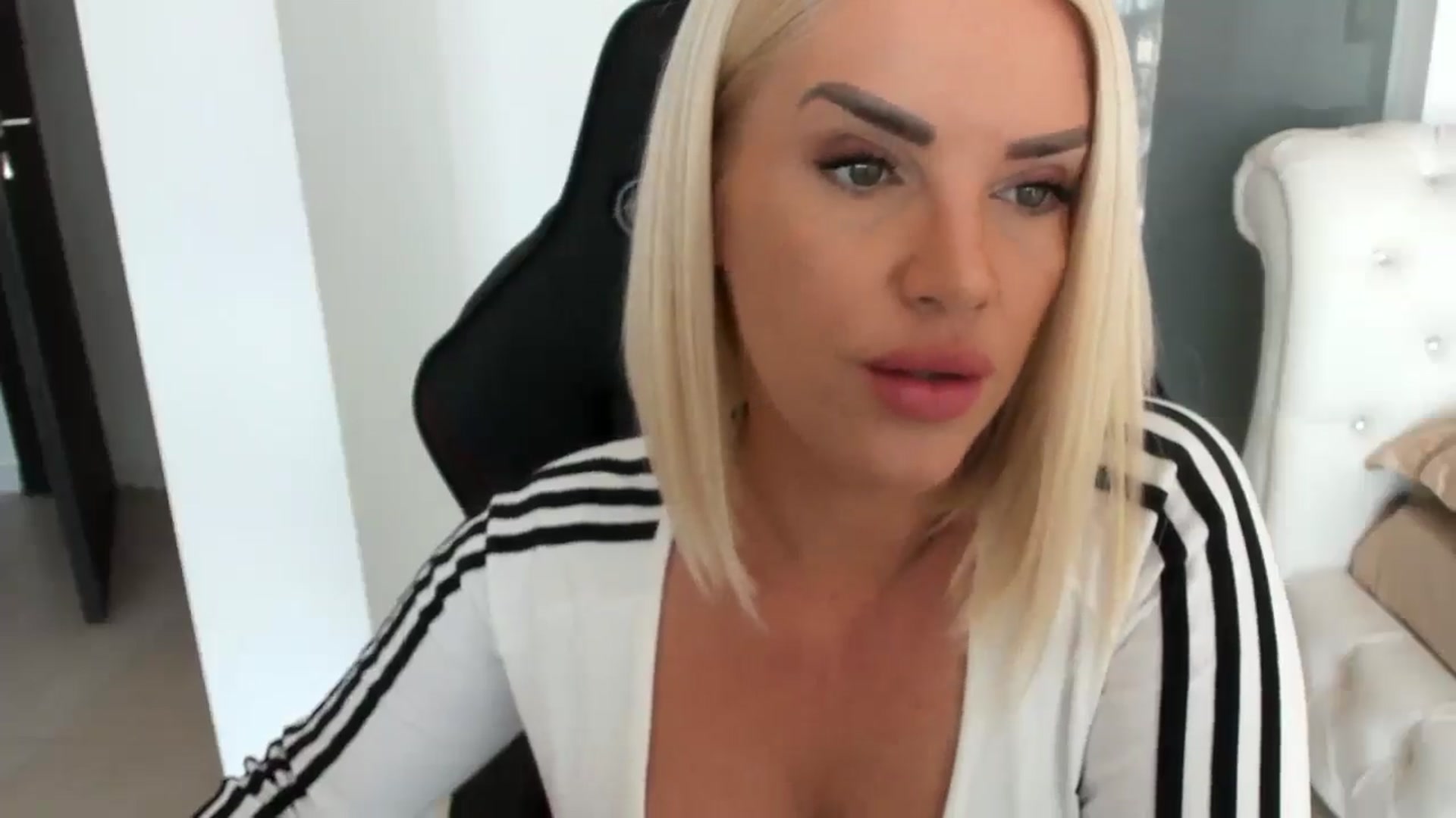 Gallery image thumbnail from Allesia_'s myfreecams stream on, 01/23/2025, 11:45 image 17 of 20