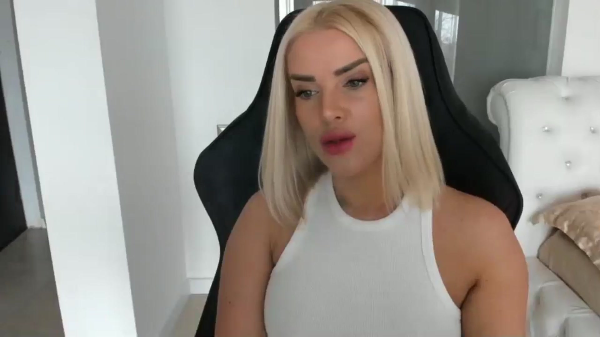 Gallery image thumbnail from Allesia_'s myfreecams stream on, 01/25/2025, 12:06 image 4 of 20