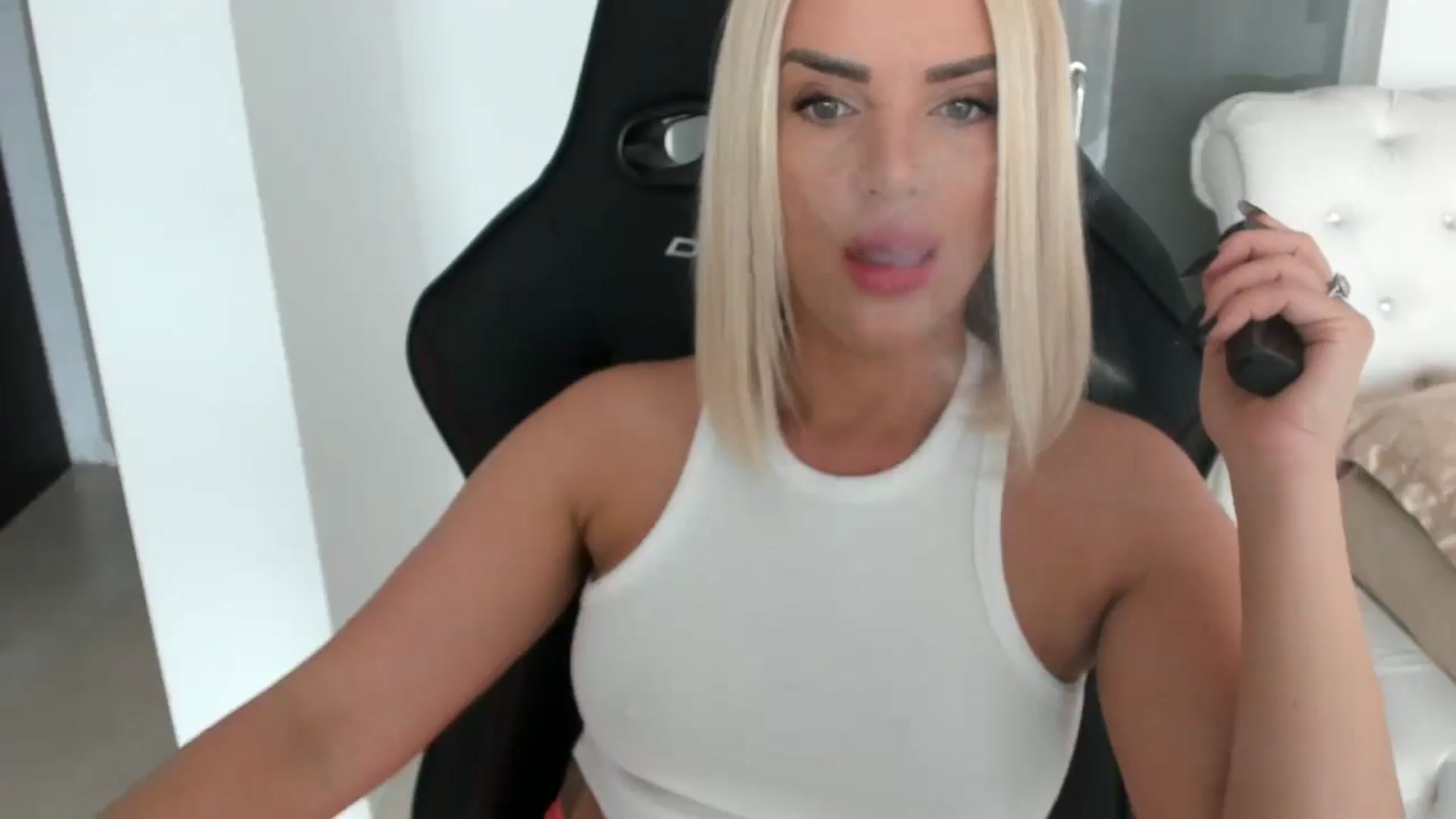 Gallery image thumbnail from Allesia_'s myfreecams stream on, 01/25/2025, 12:06 image 19 of 20